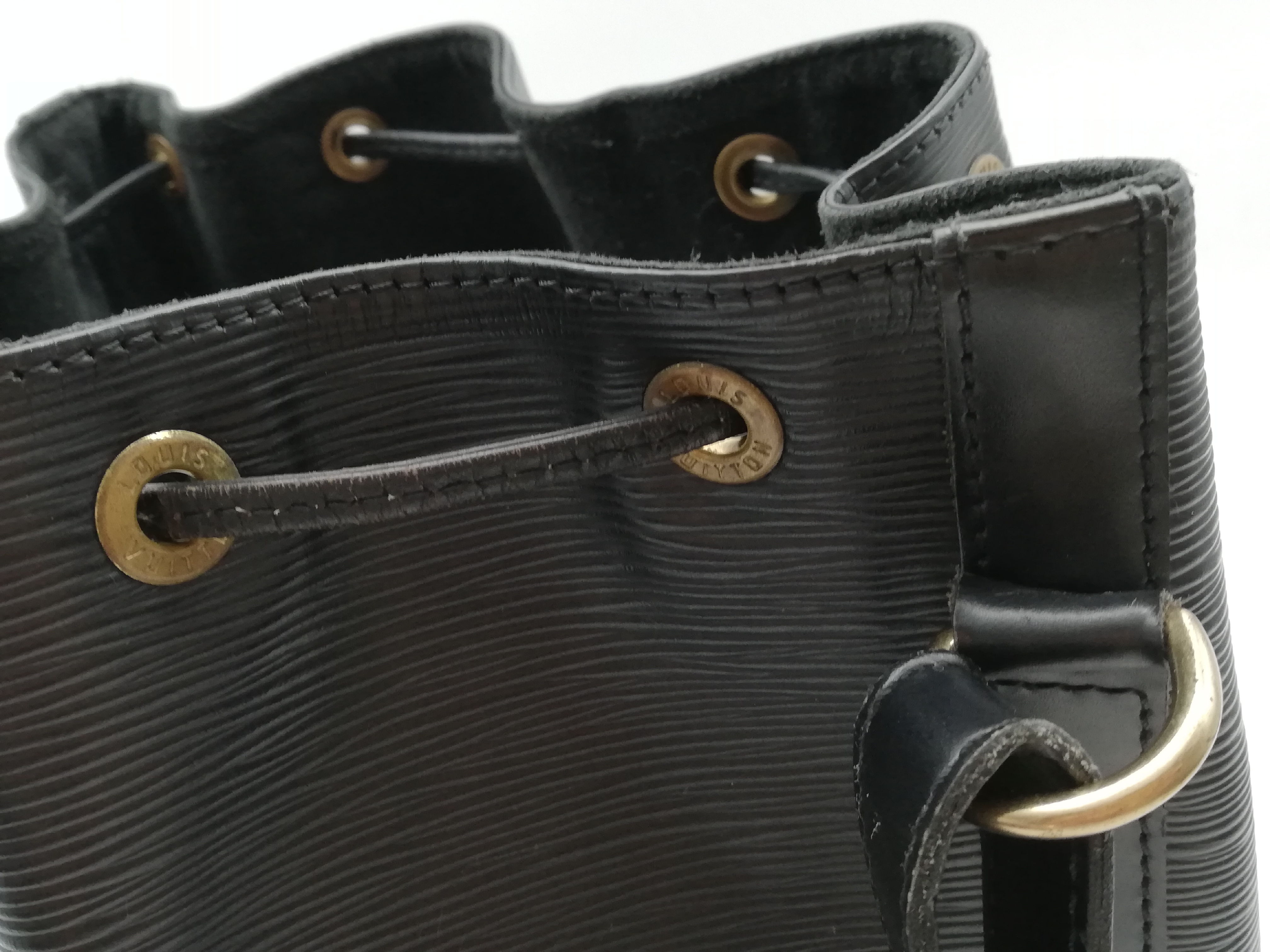 Epi Petit Noé Noir M44102 Shoulder Bag — view 9