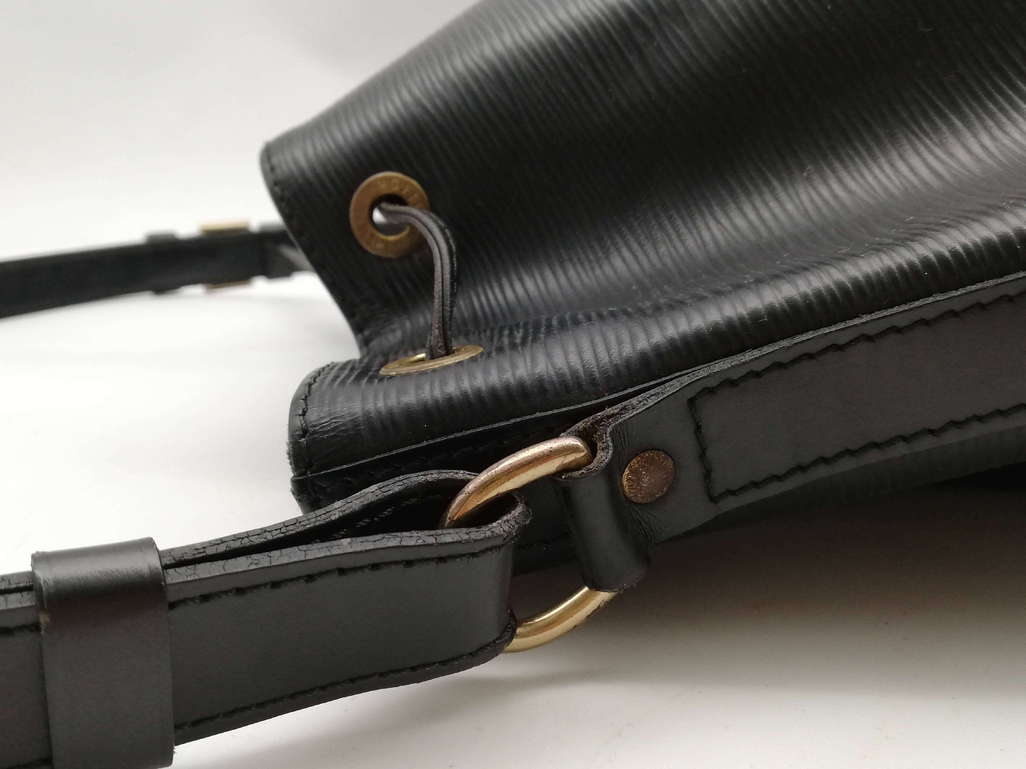Epi Petit Noé Noir M44102 Shoulder Bag — view 10