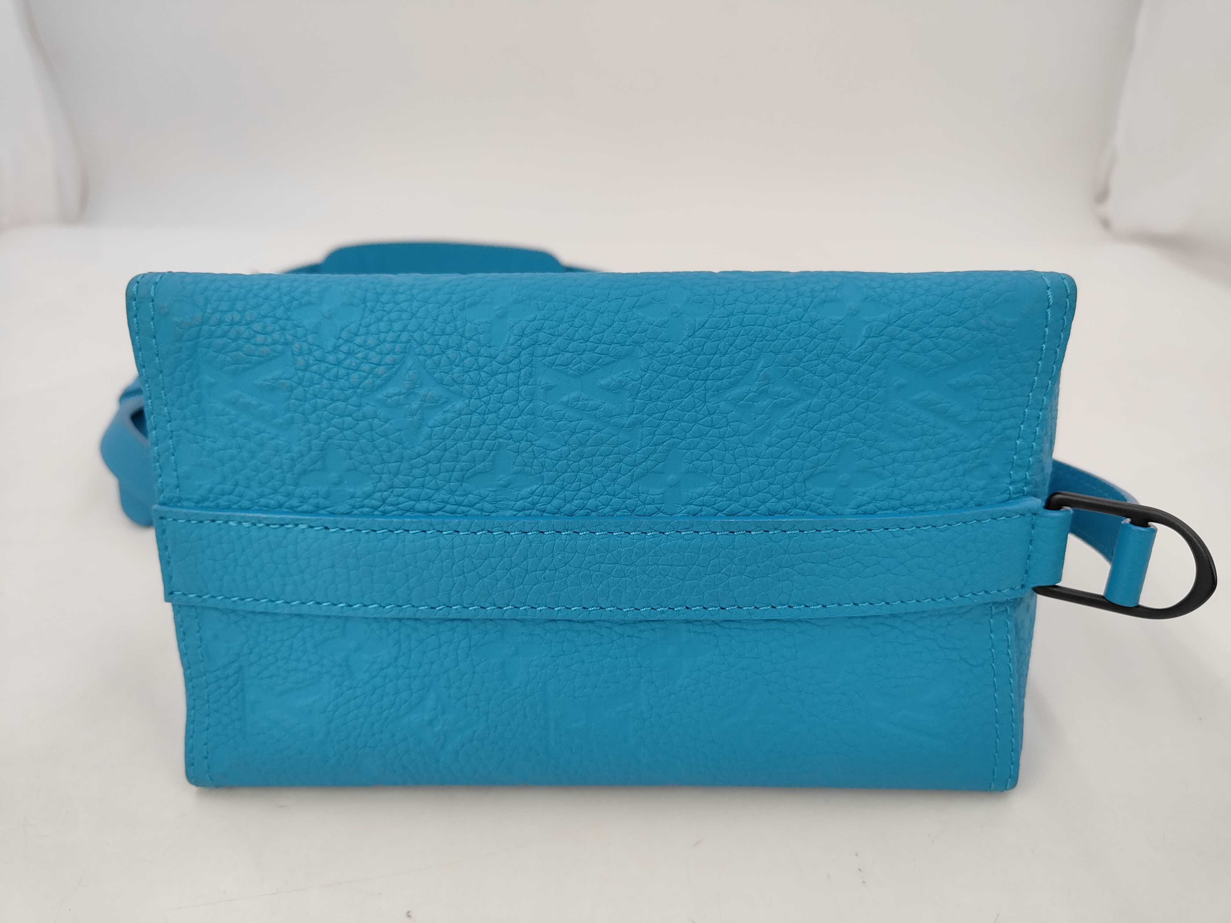 LV M55925 Messenger Shoulder Bag — view 3