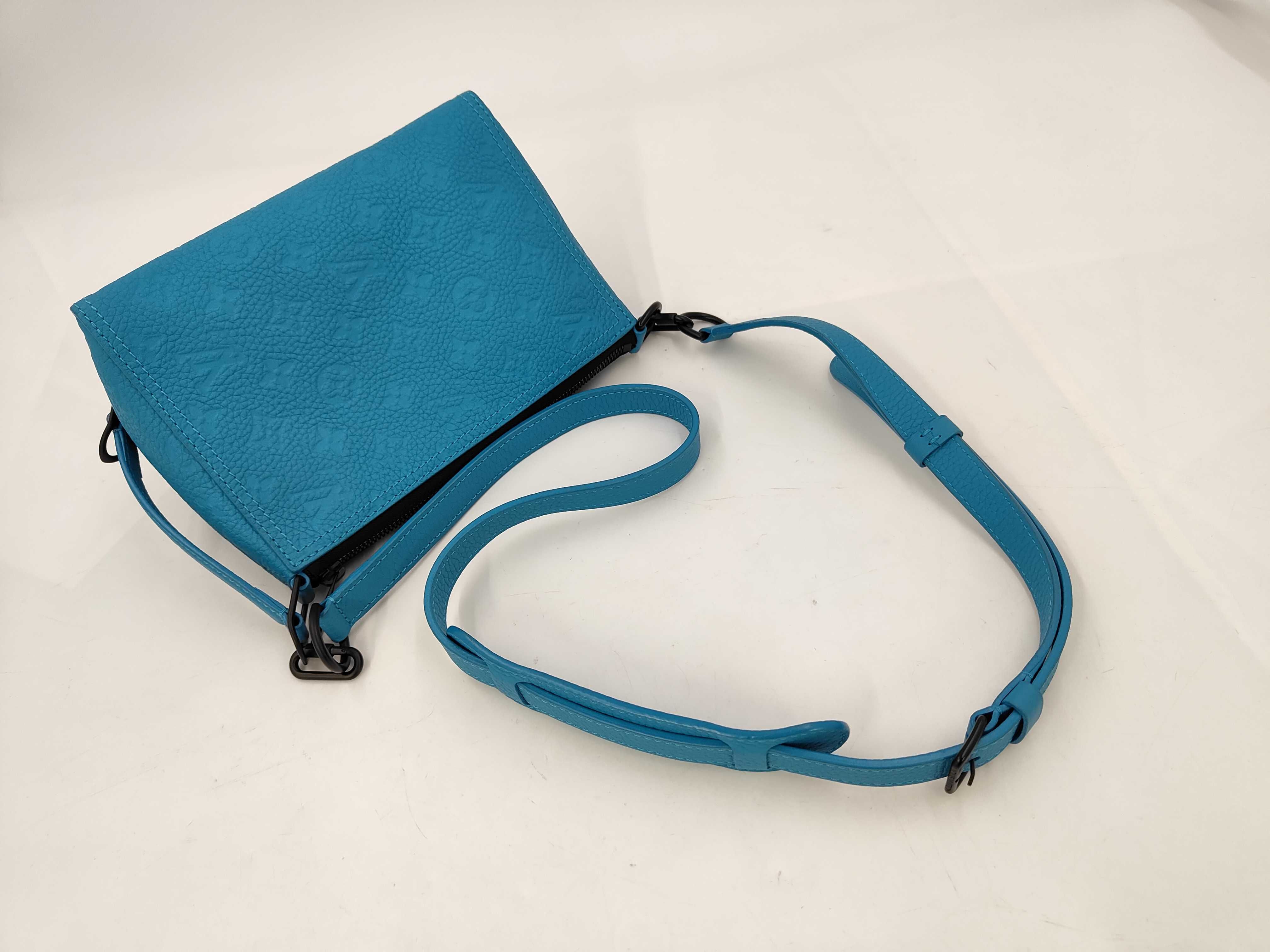 LV M55925 Messenger Shoulder Bag — view 7