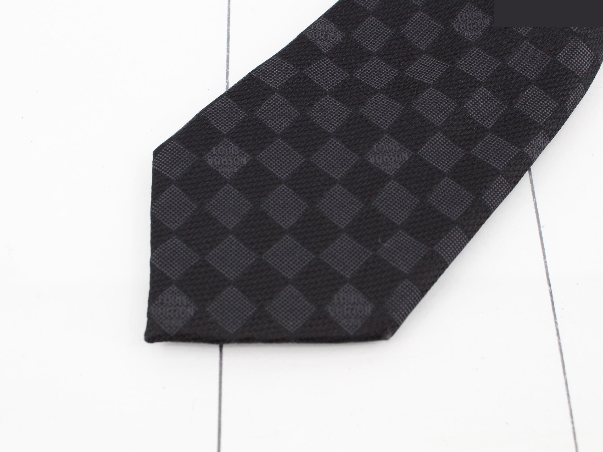 tie — view 3