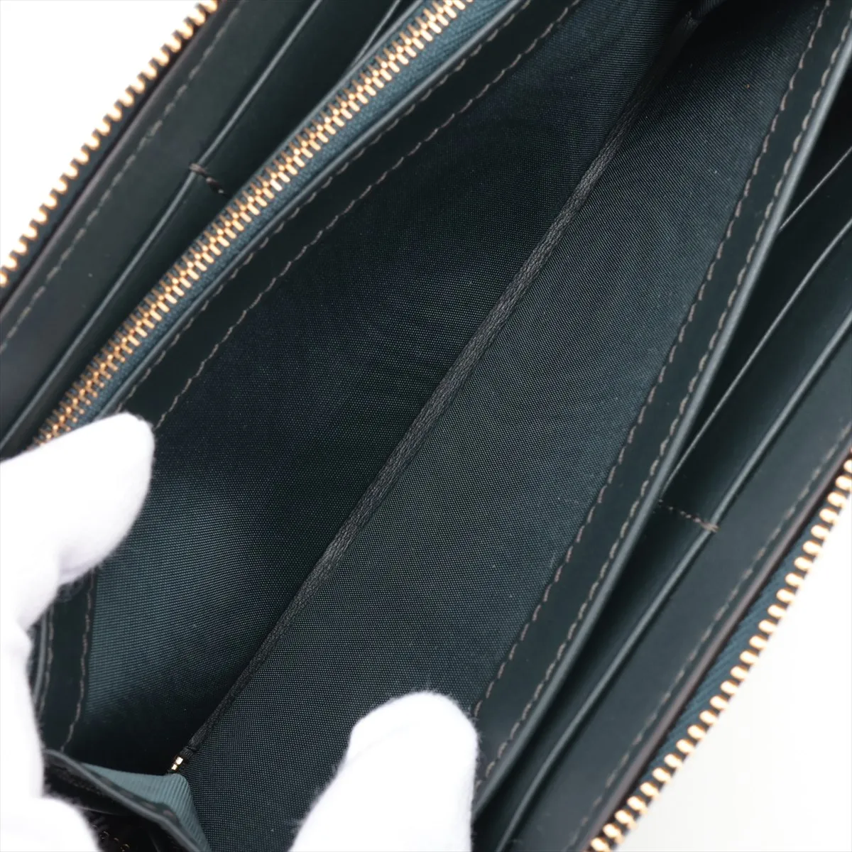 GG Marmont 739499 Crocodile Embossed Round Zip Wallet, Green. There is a thread pull mark inside the coin compartment. — view 5