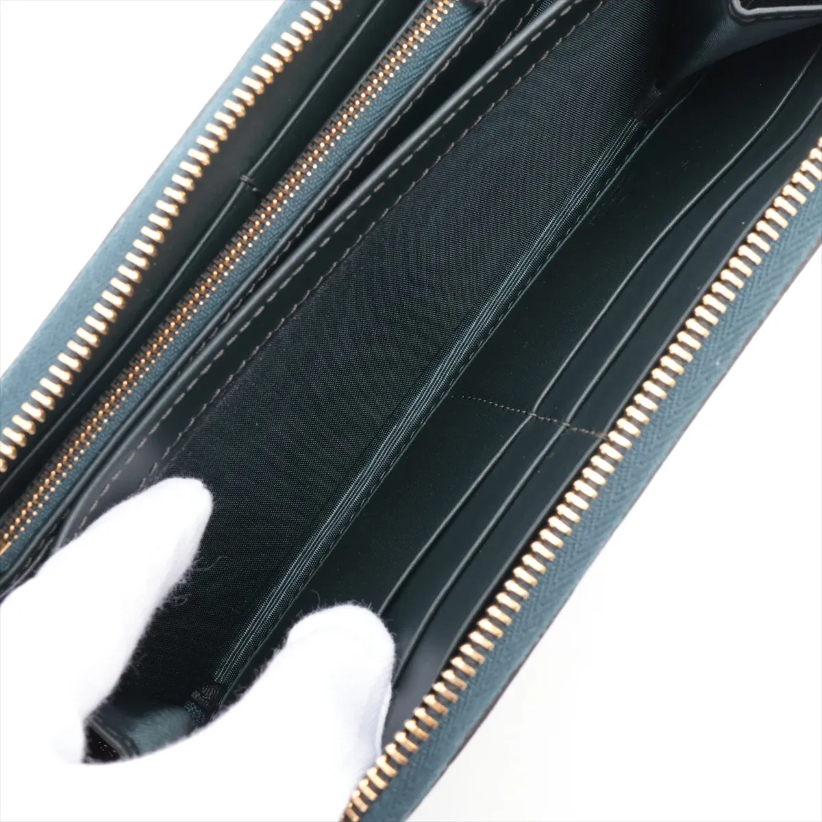 GG Marmont 739499 Crocodile Embossed Round Zip Wallet, Green. There is a thread pull mark inside the coin compartment. — view 6