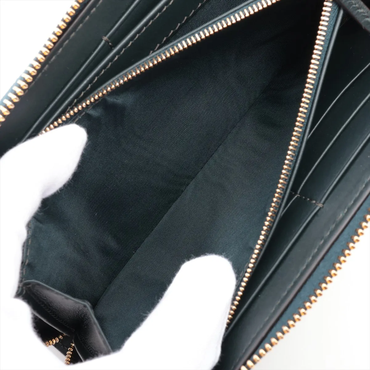 GG Marmont 739499 Crocodile Embossed Round Zip Wallet, Green. There is a thread pull mark inside the coin compartment. — view 7