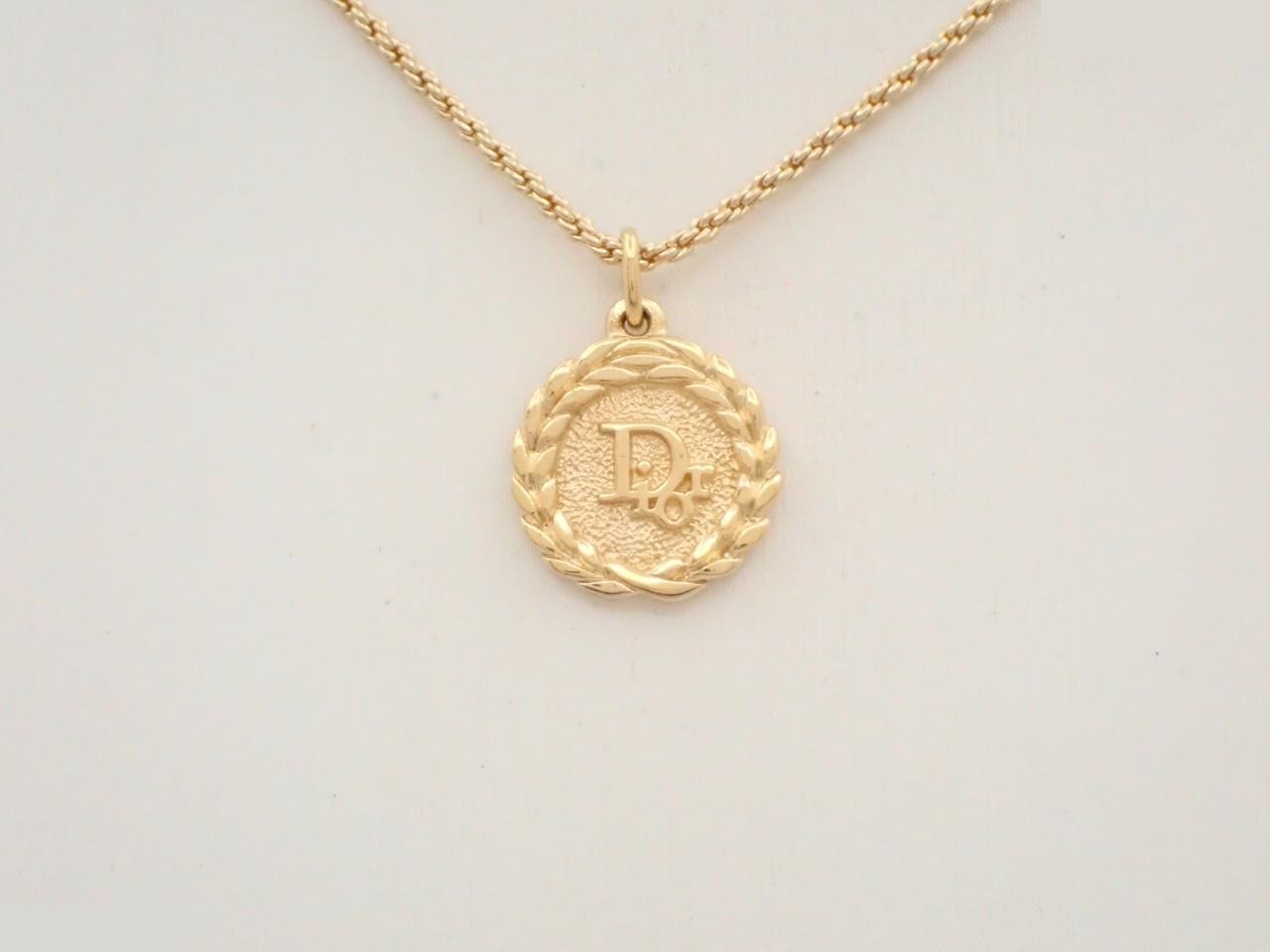 Other line: Precious metal necklaces and pendants, neck circumference approximately 50cm.