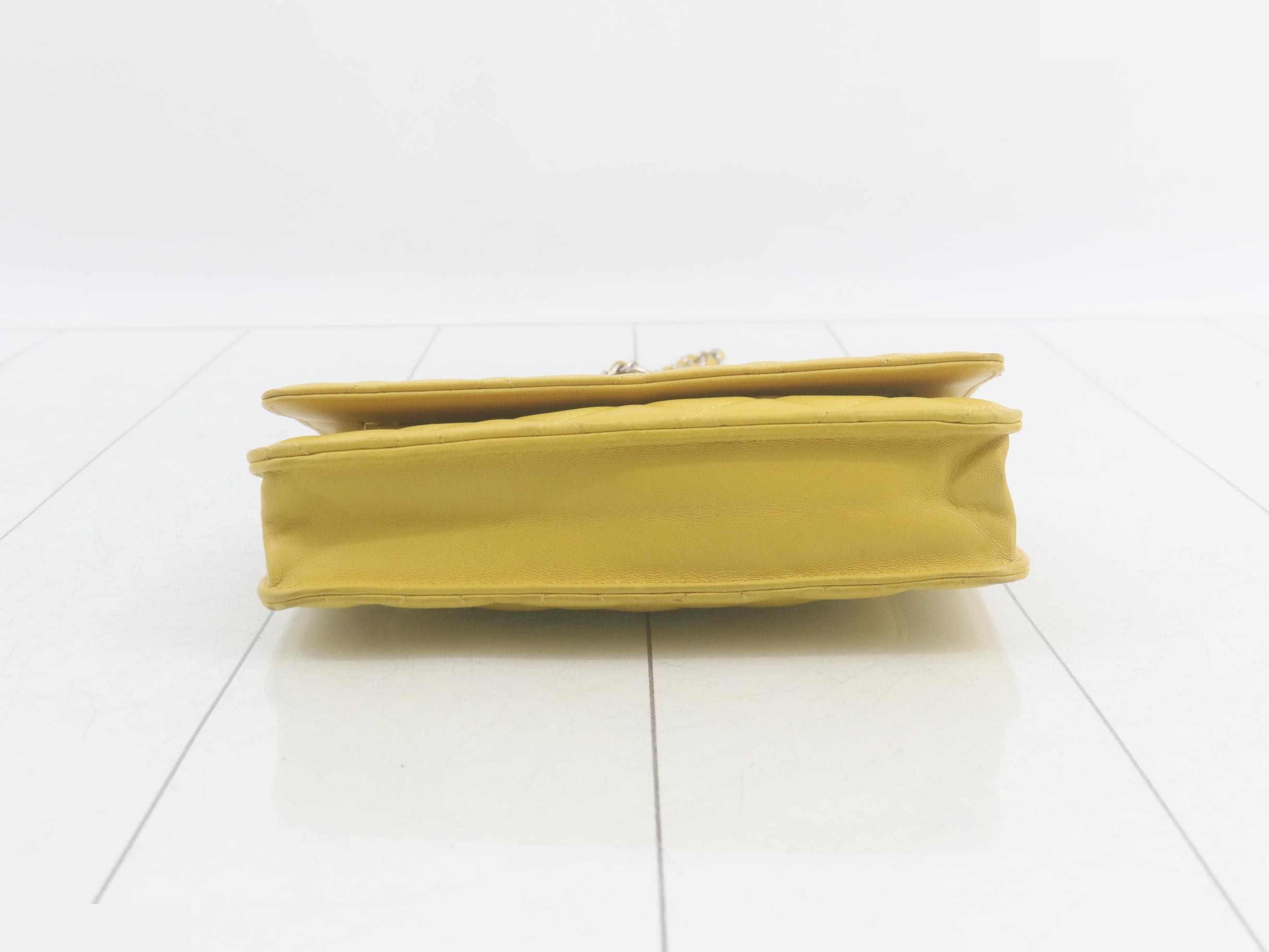 Matelassé lambskin chain wallet, yellow — view 3
