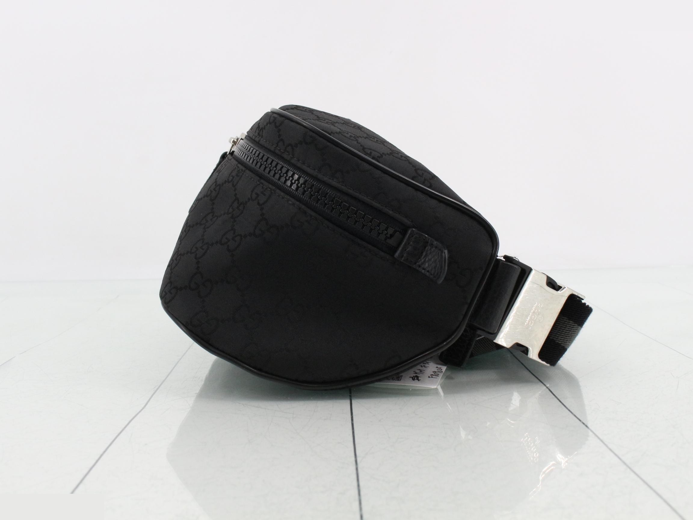 GG Canvas Body Bag — view 3