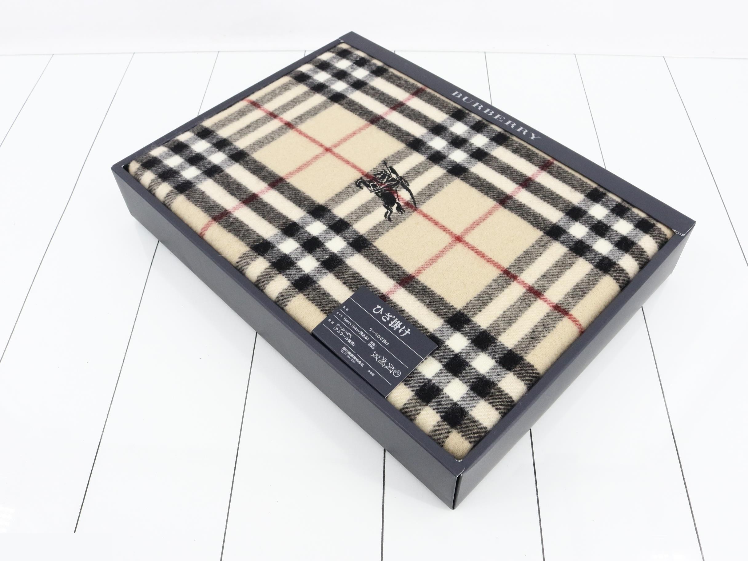 Unused Burberry throw blanket, 100% wool, 75 x 150 cm — view 2