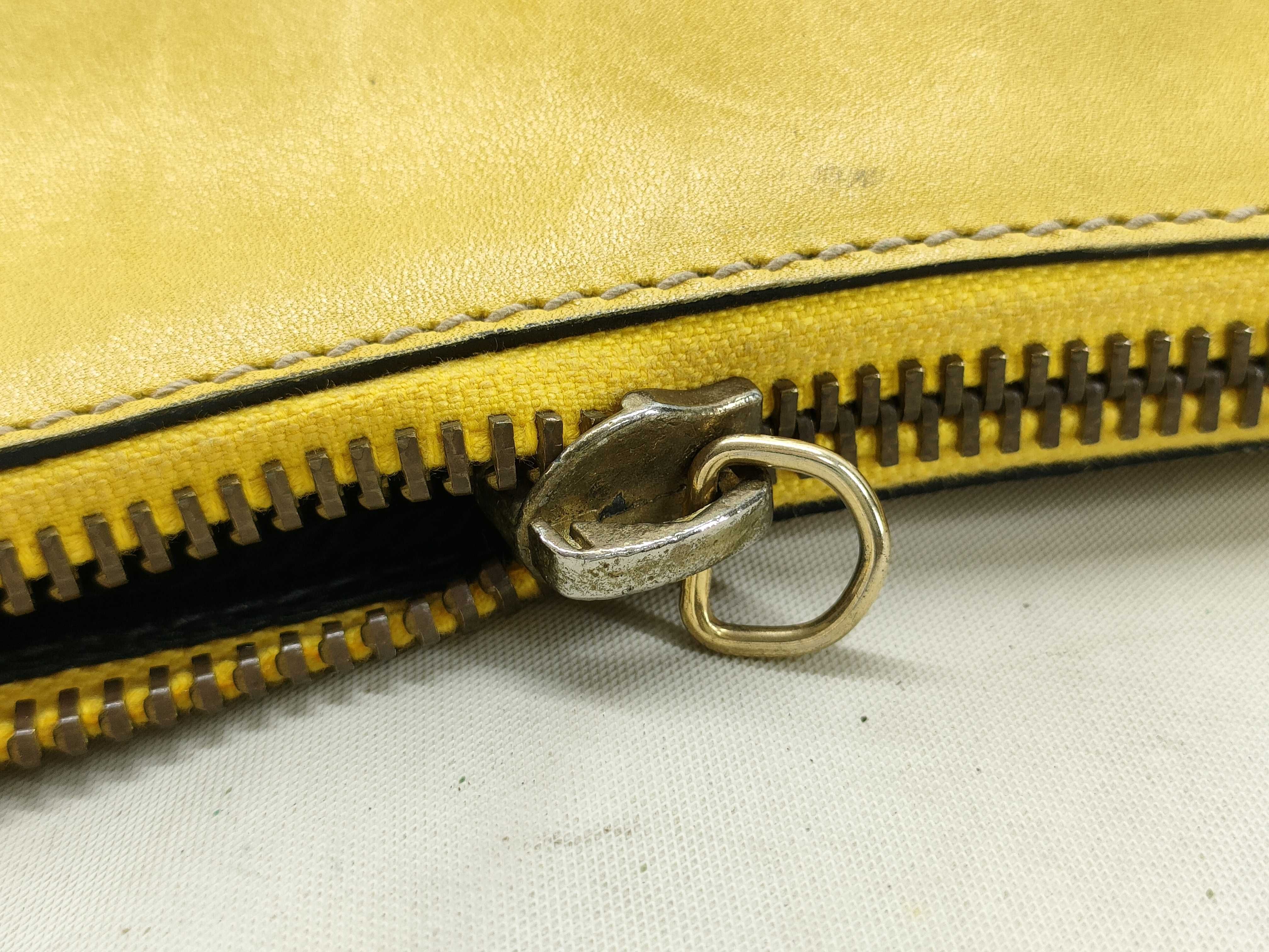 logo embossed leather chain shoulder bag white tag 7 shoulder bag — view 9