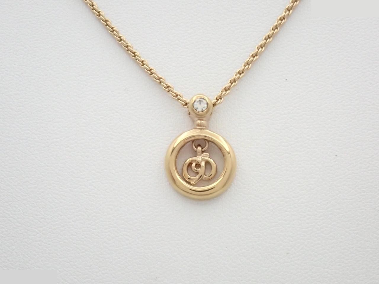 Other line: Precious metal necklaces and pendants, neck circumference approximately 46 cm.