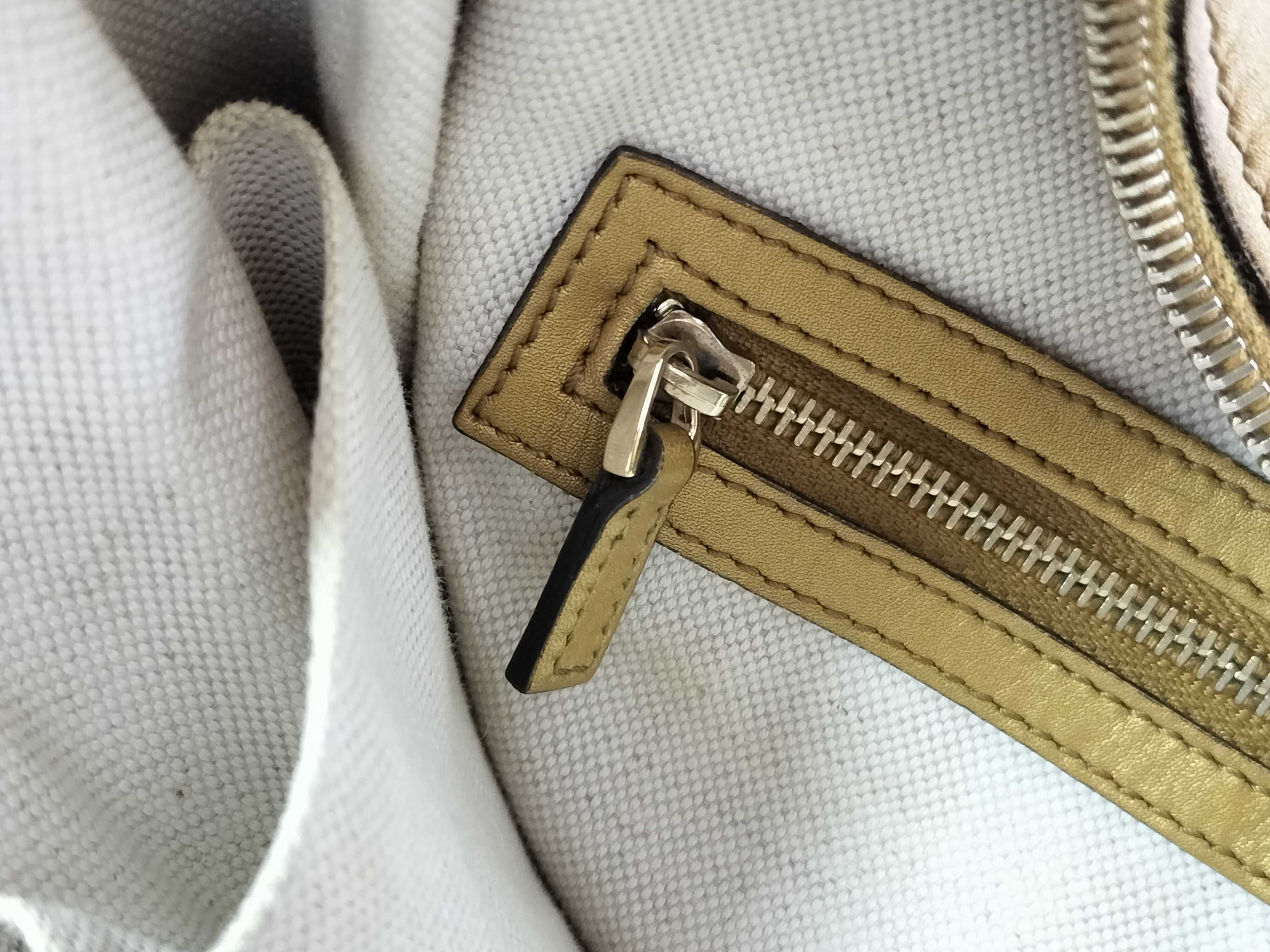 GG Canvas Gucci Handbag Shoulder Bag — view 12
