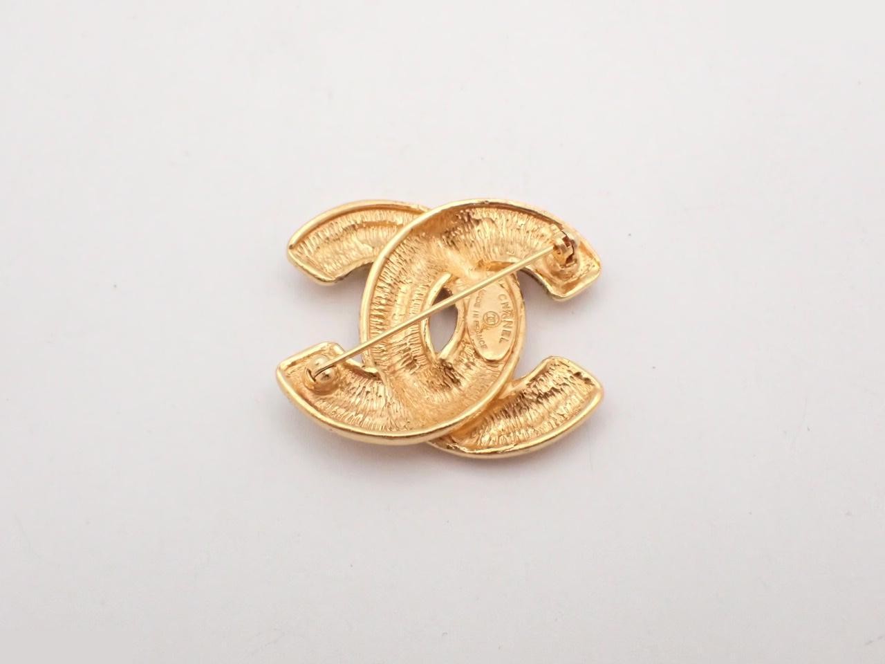 brooch — view 2
