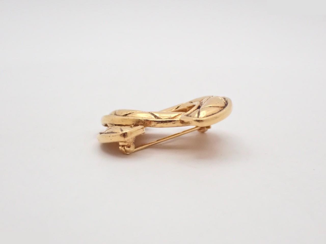 brooch — view 3