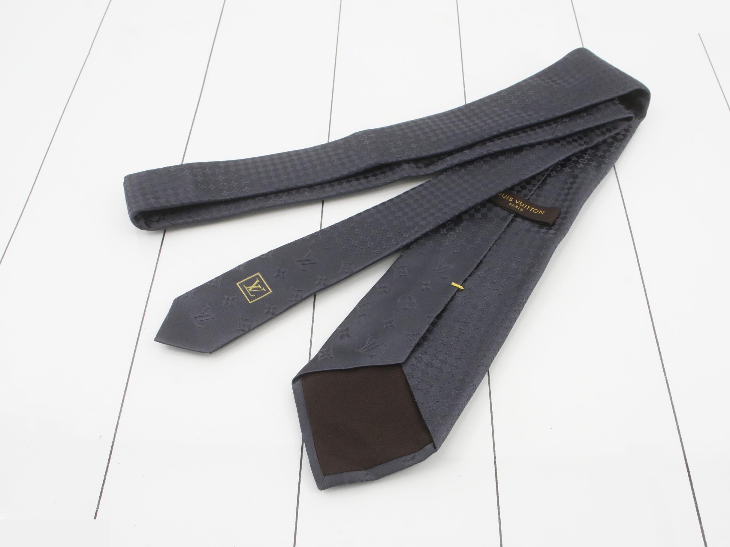 tie — view 2