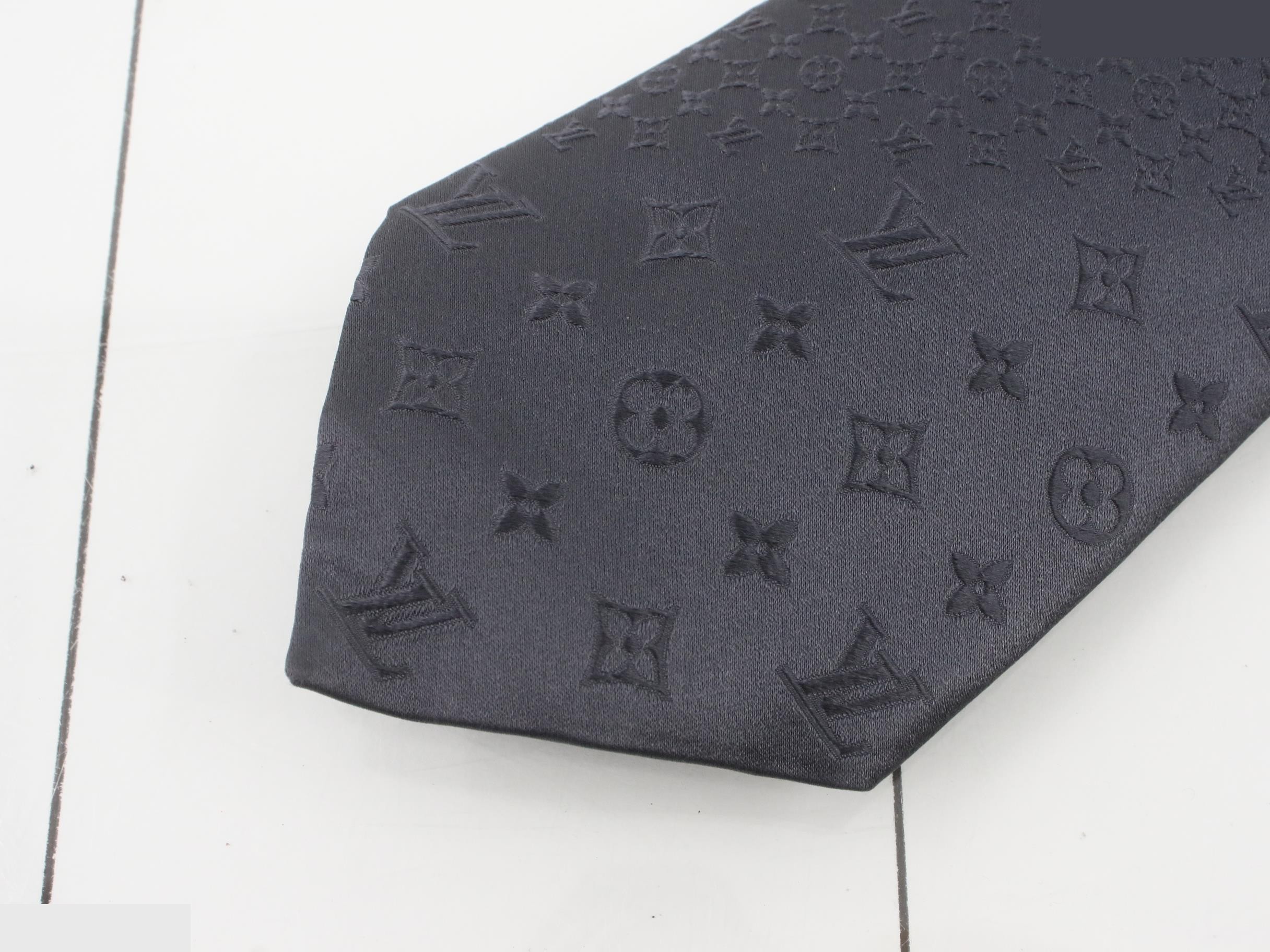 tie — view 3