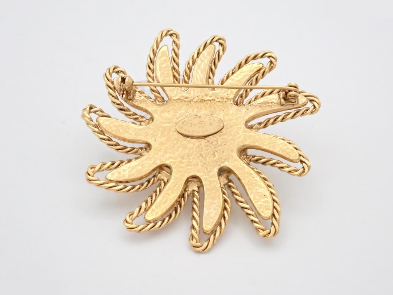 Sun brooch, gold, with Coco Mark. — view 2