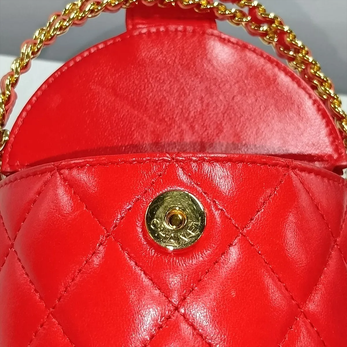 Matelassé Lambskin Chain Shoulder Bag Vanity Case Red Gold Hardware ELG8LC78 Random Serial Number — view 12