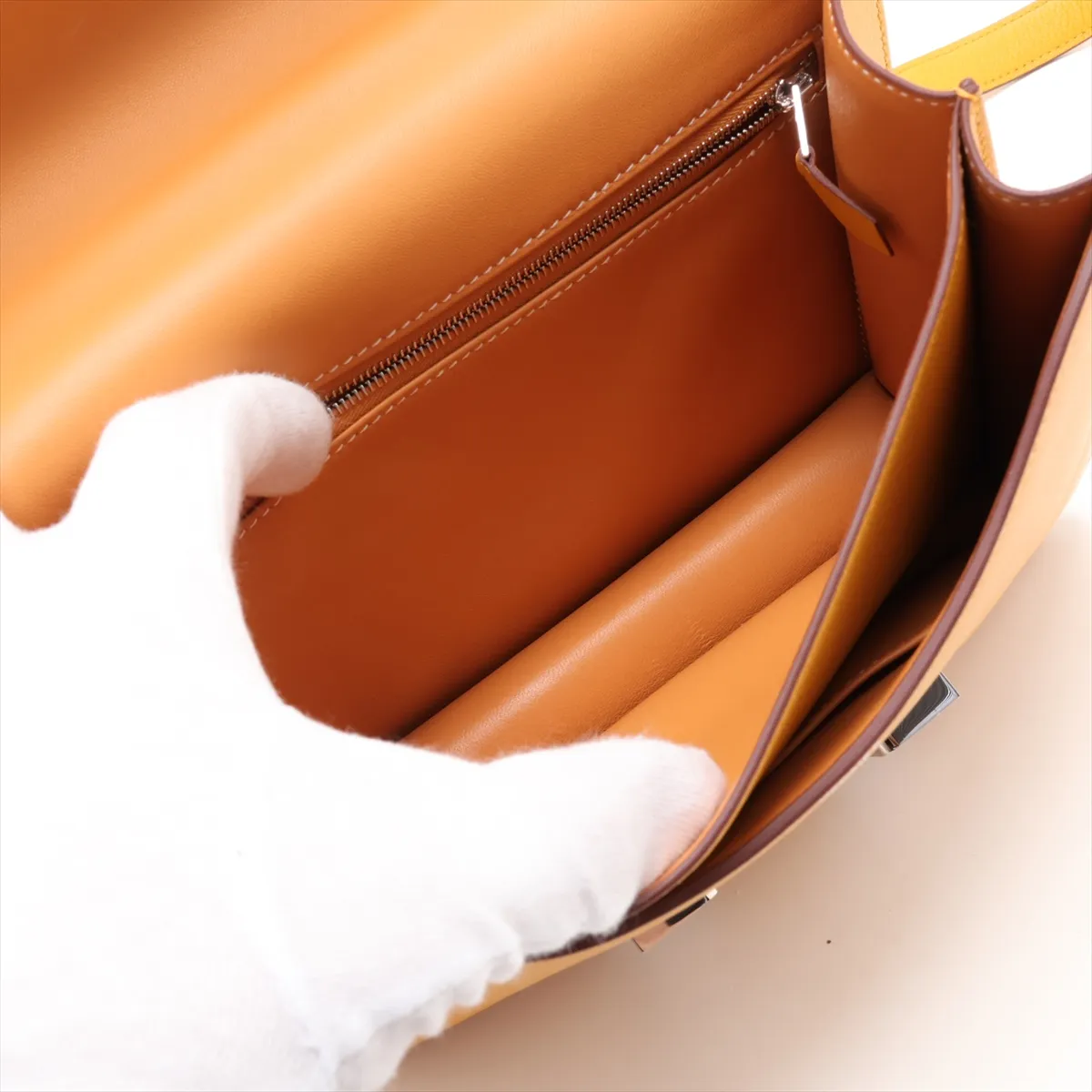 [Individually packaged] Hermes Constance 3 24 Verso Evercolor Jaune Ambre x Natural Sable Silver Hardware Z: 2021 — view 7