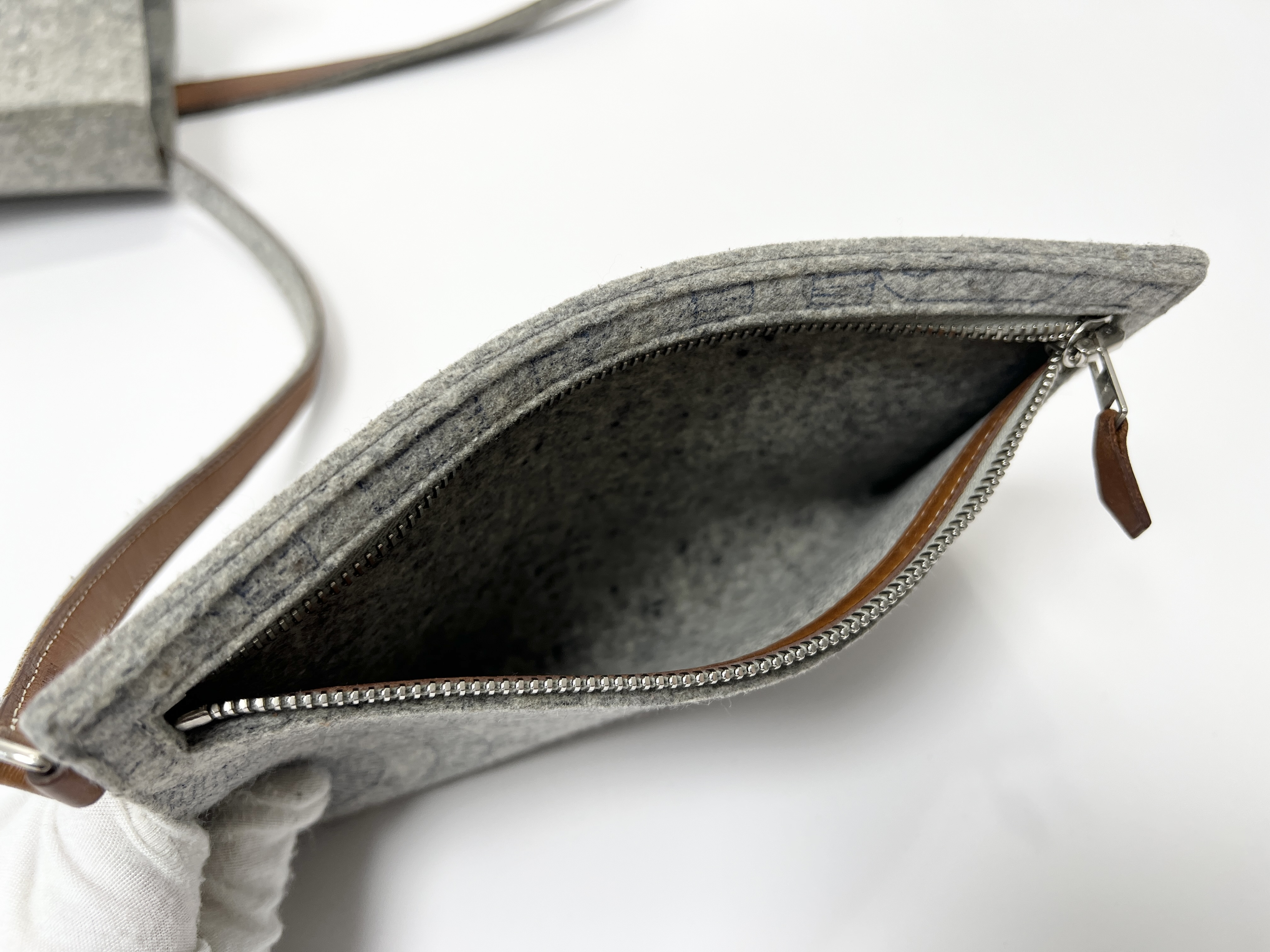 Sac Calimi MM ( L stamp) Felt Leather Tote Bag with Hand Pouch — view 10