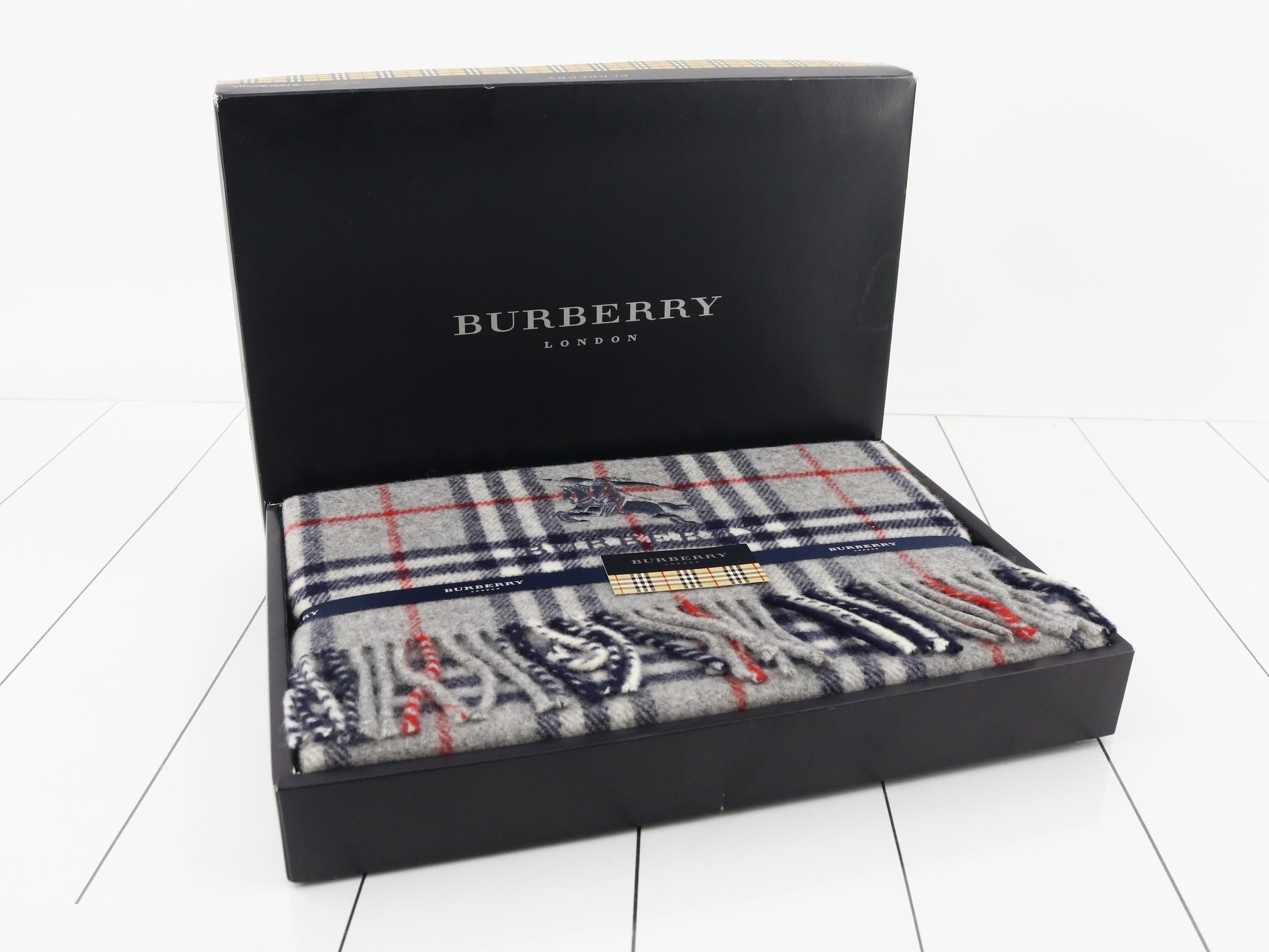 Unused Burberry throw blanket, 100% wool, 65 x 120 cm, gray.