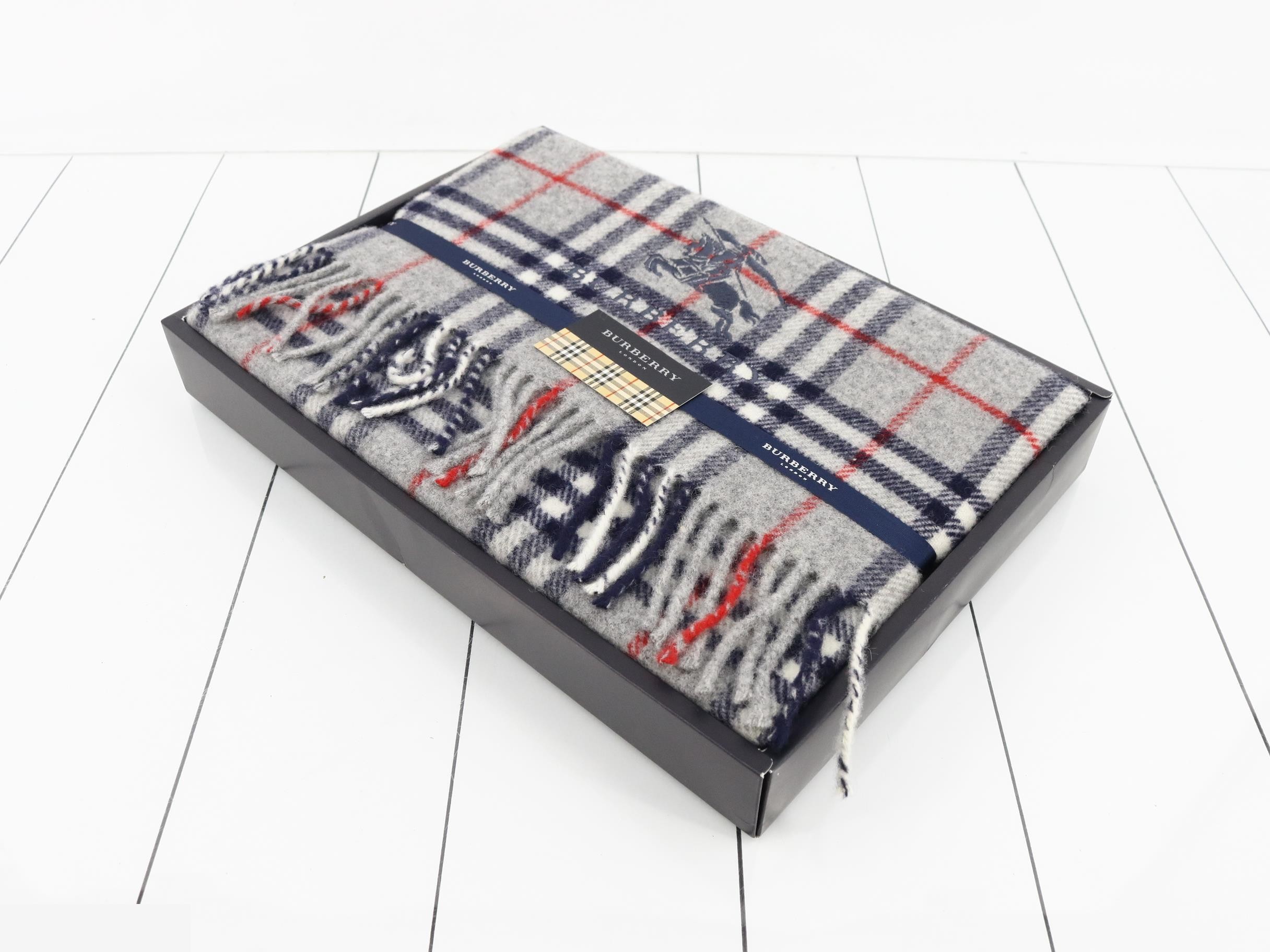 Unused Burberry throw blanket, 100% wool, 65 x 120 cm, gray. — view 2