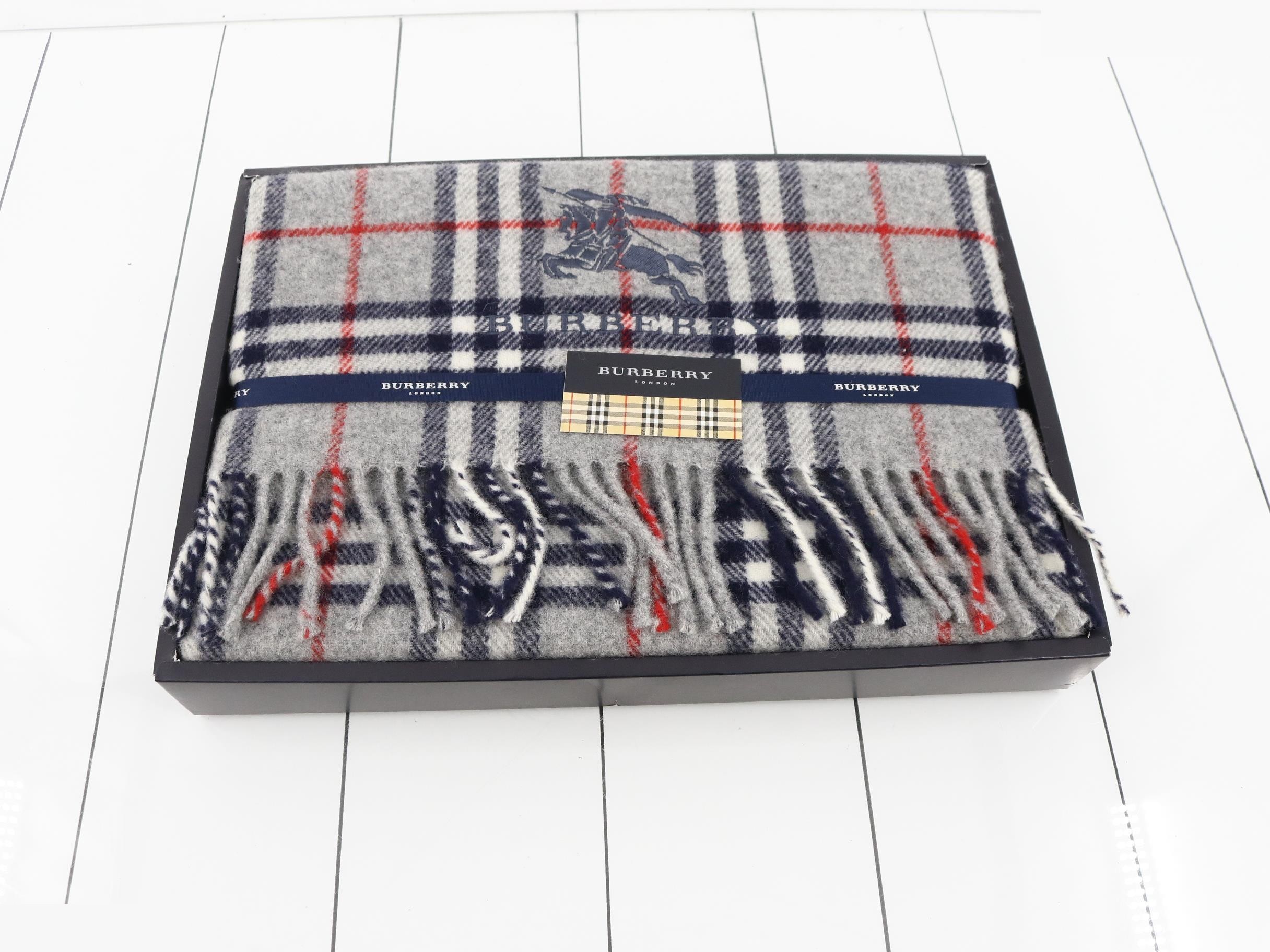 Unused Burberry throw blanket, 100% wool, 65 x 120 cm, gray. — view 3