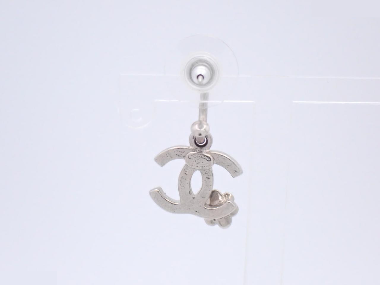 Earrings, Coco Mark flower design, black and silver. — view 2