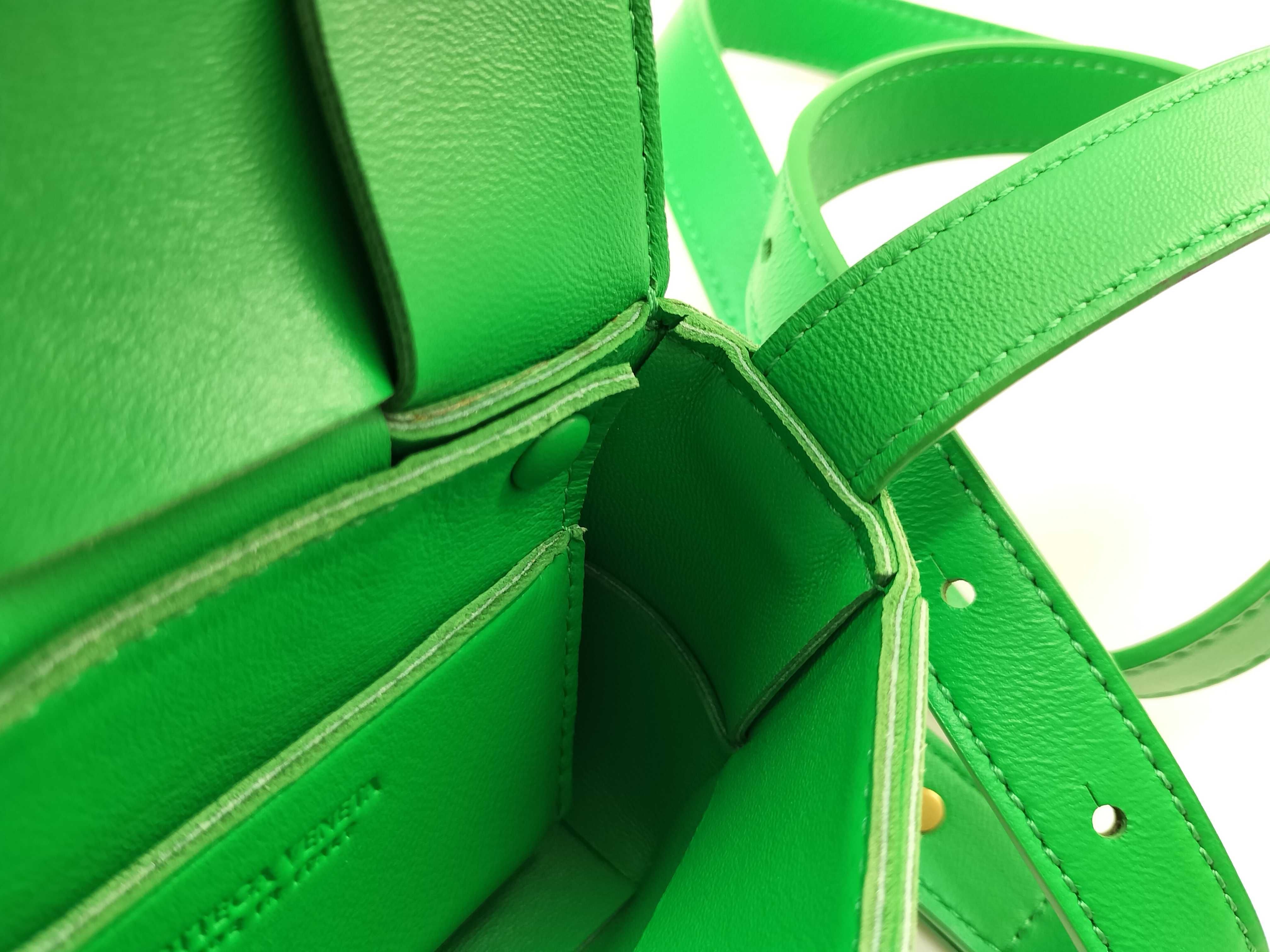 Intrecciato Maxi Intrecciato Candy Cassette Leather Shoulder Bag Green Shoulder Bag — view 11
