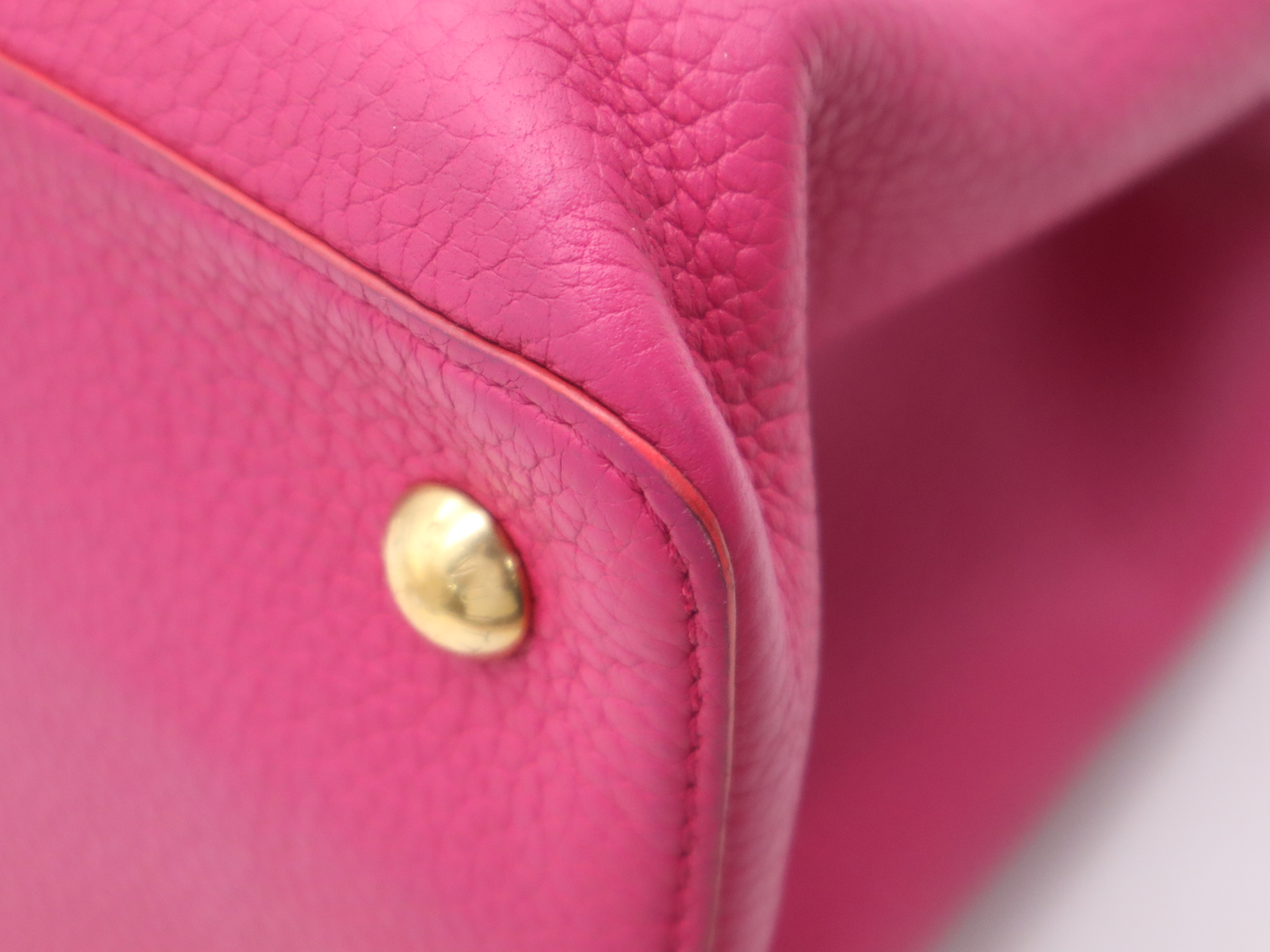 M94631 Taurillon Capucines MM Fuchsia Pink Handbag — view 9