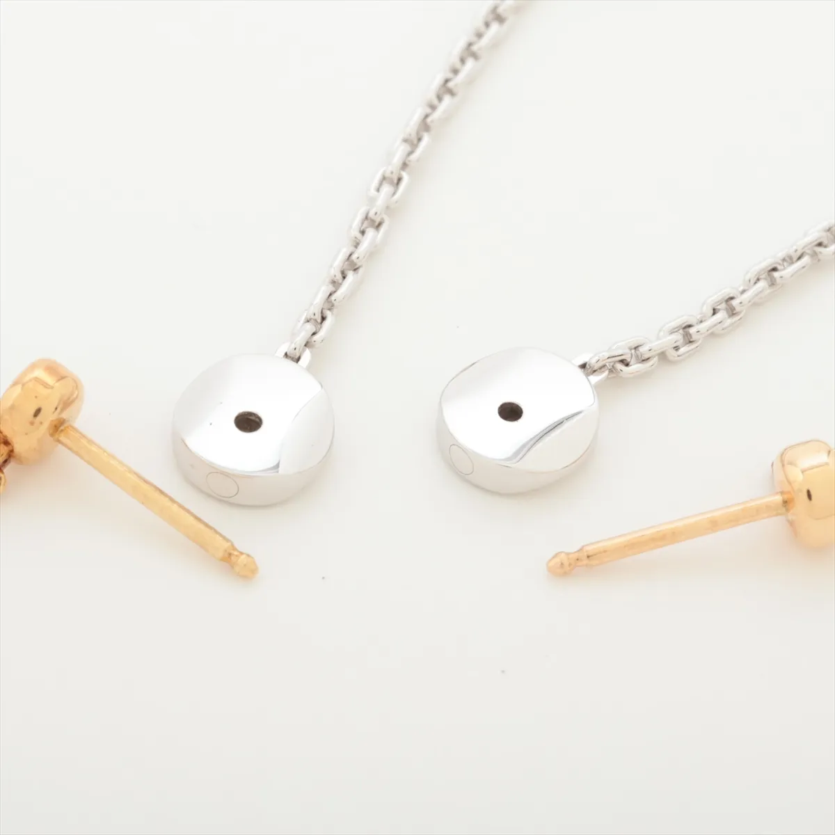 Boucles d'Oreilles Monogram Idylle Double Chain Diamond Earrings 750 (YG x PG x WG) 6.6g A04666 No brand engraving on the catch. No metal purity marking on the catch. — view 4