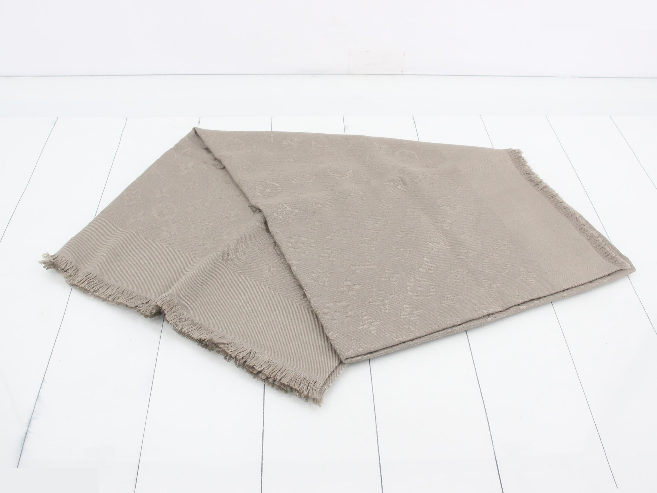 Monogram stole with tag, beige. — view 3