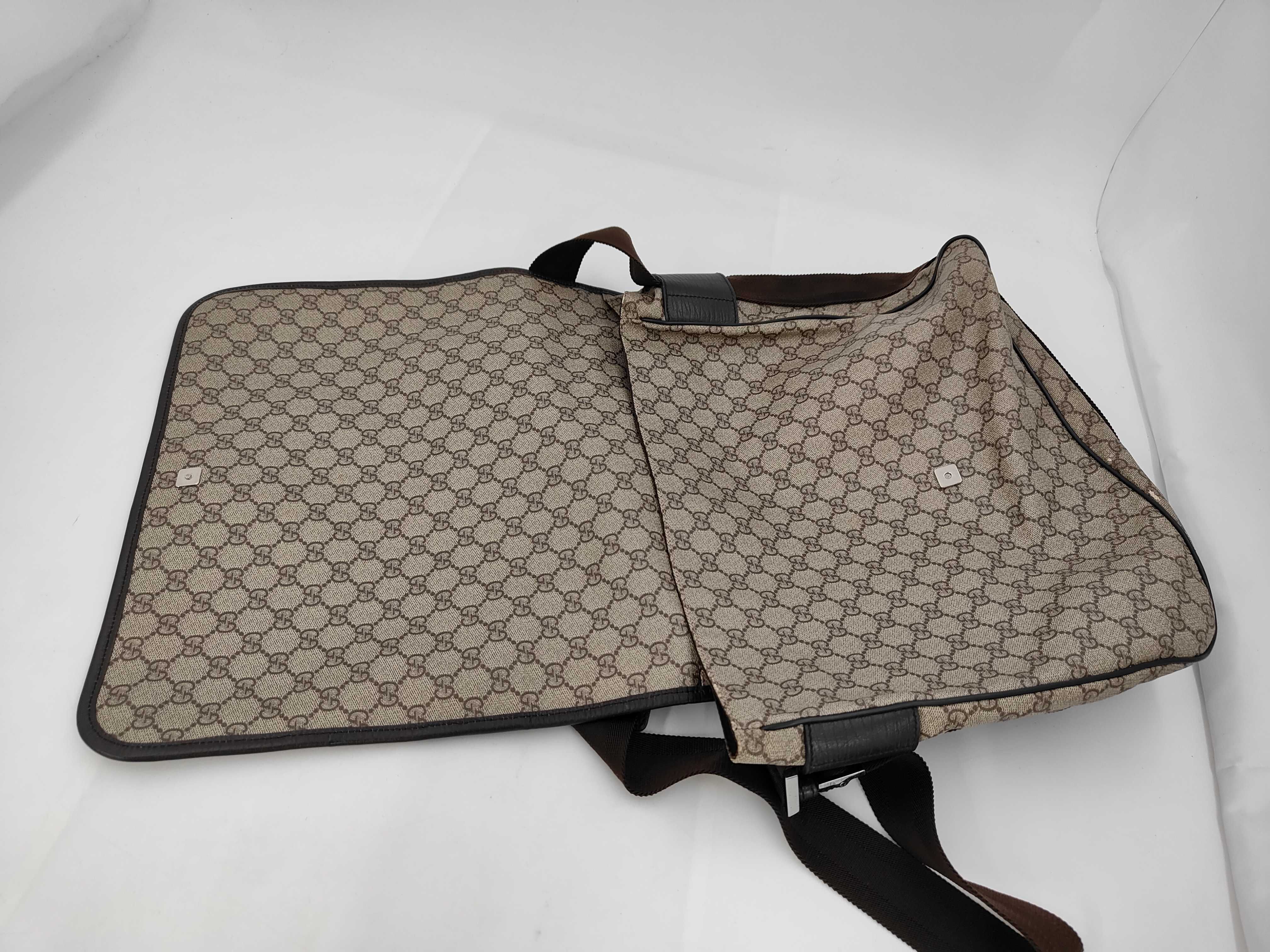 GG Supreme Shoulder Bag — view 8