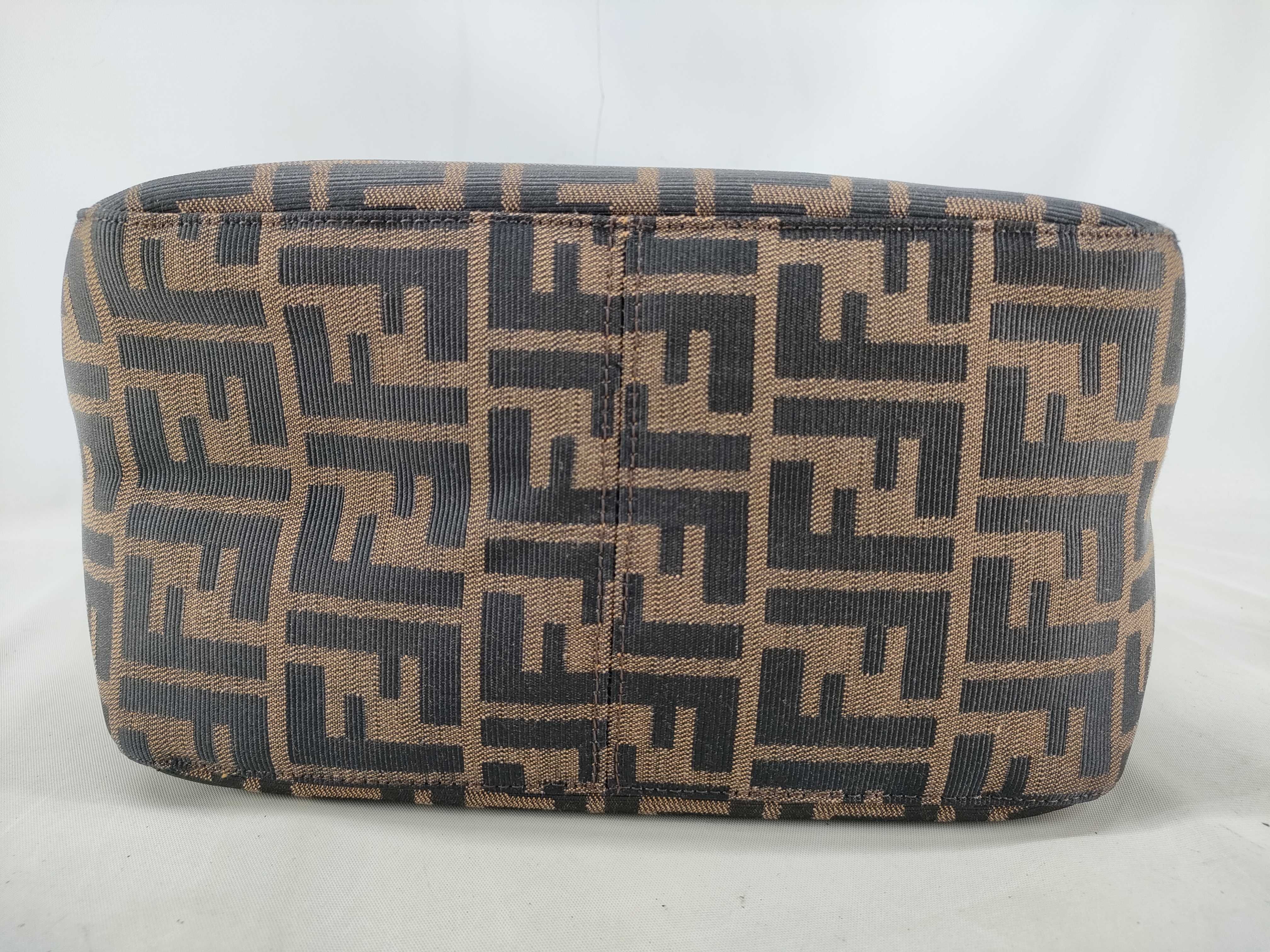 Zucca pattern Fendi Zucca Mamma Bucket Shoulder Bag — view 3