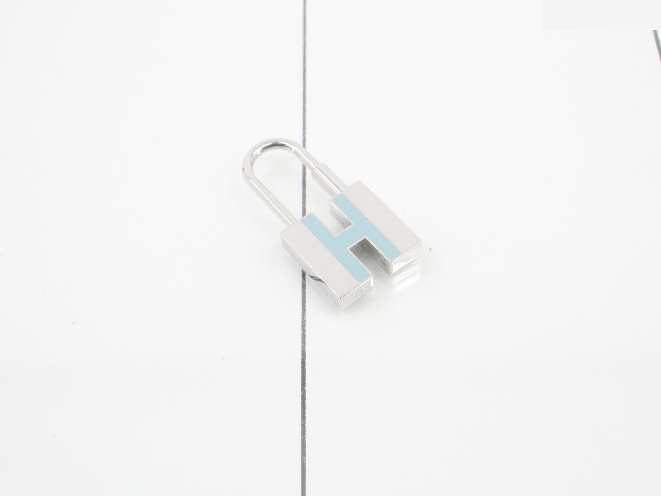 H Cadena Charm — view 2