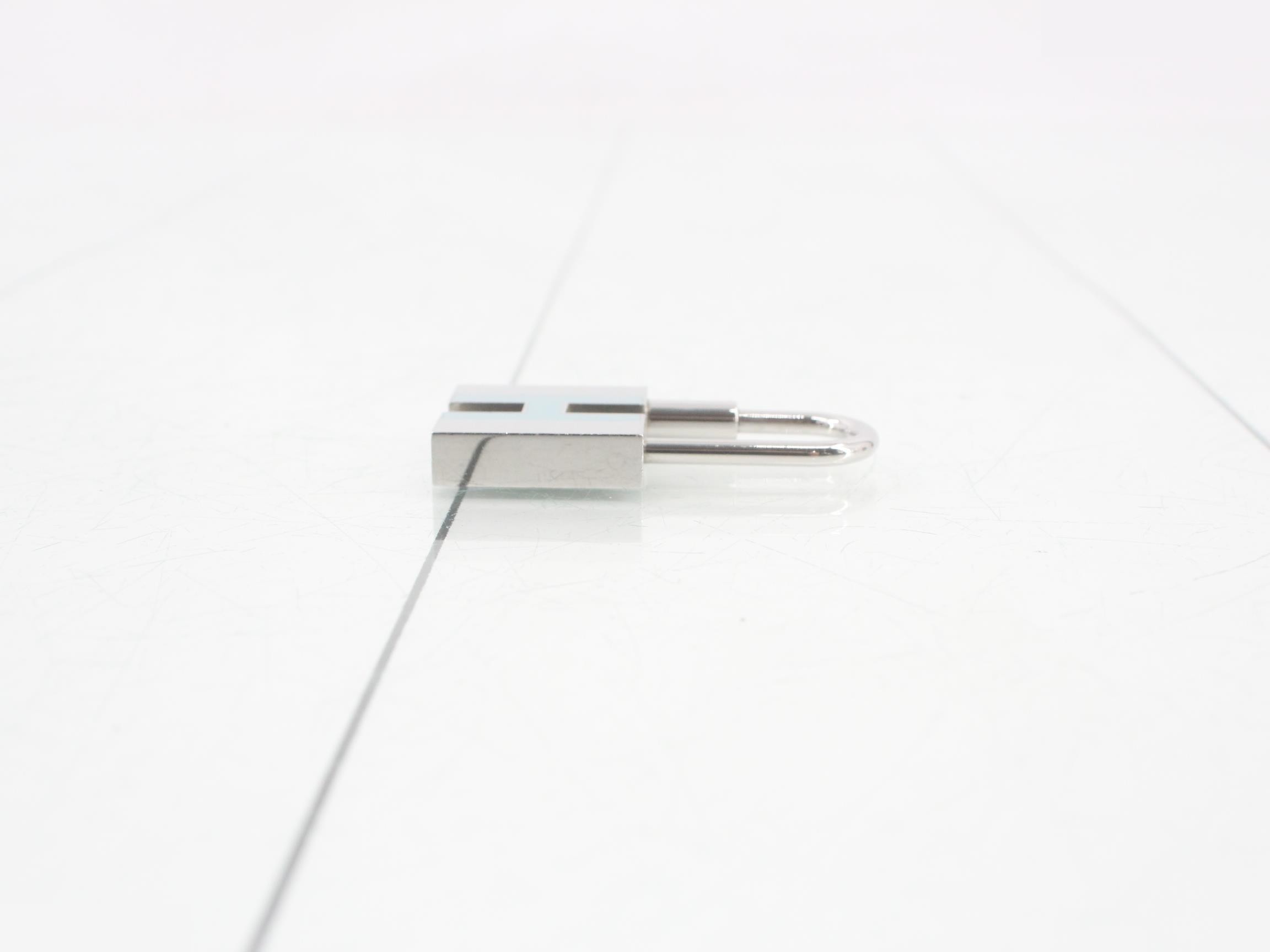 H Cadena Charm — view 3