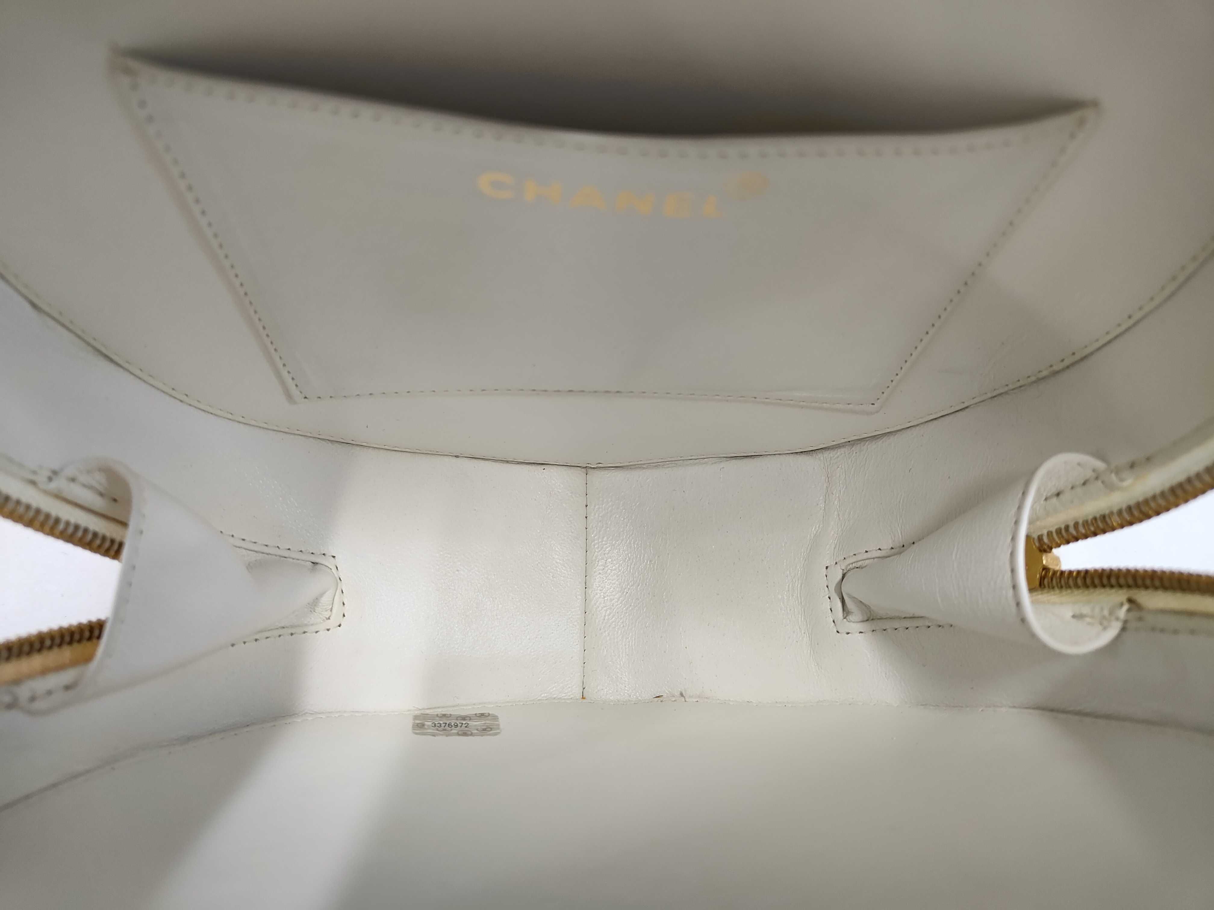 Patent Leather Vanity Round Bag, White x Black, with original seal, serial number 3, handbag. — view 9