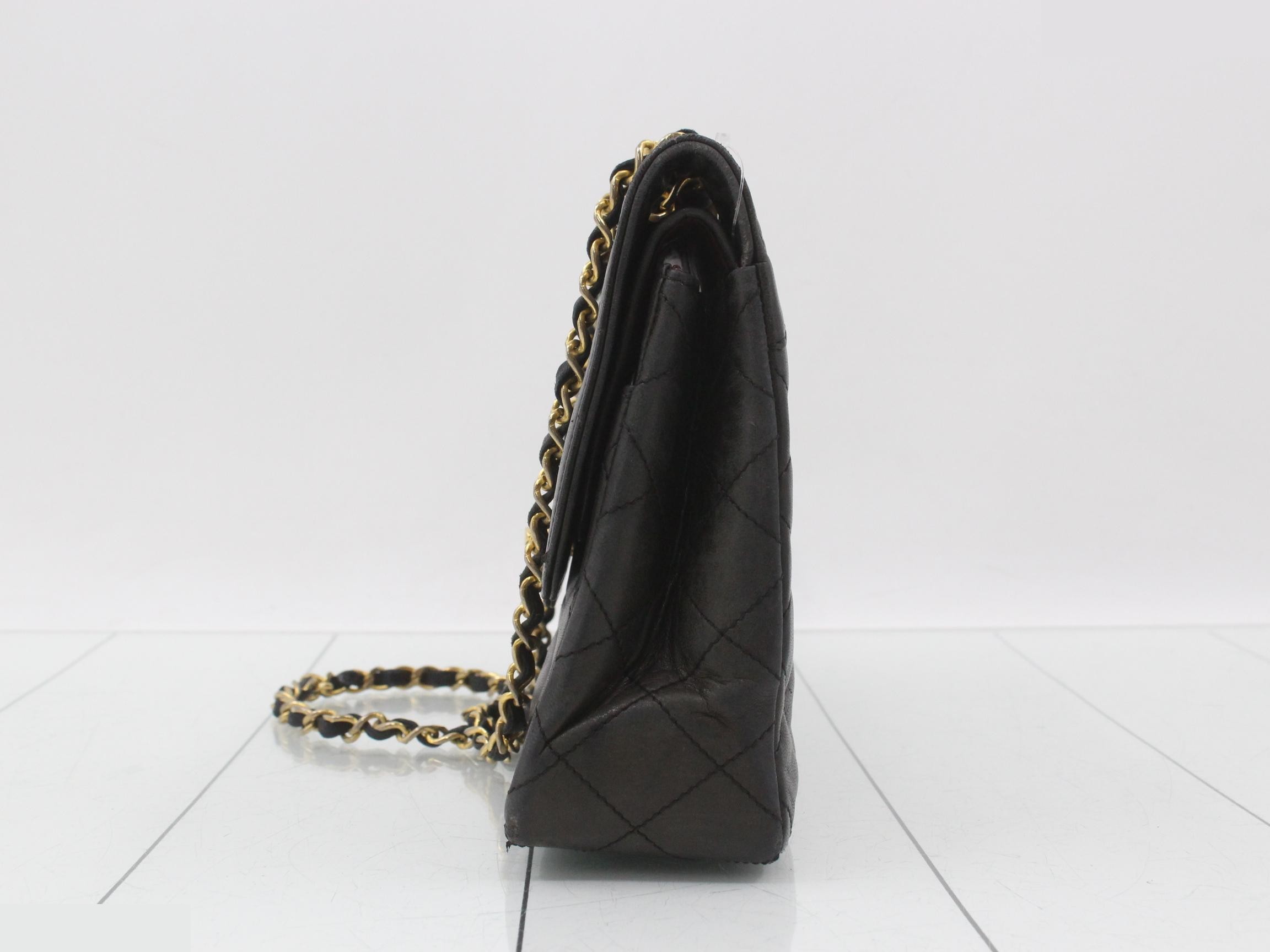 Chain shoulder bag, lambskin, black, matelassé pattern. — view 3