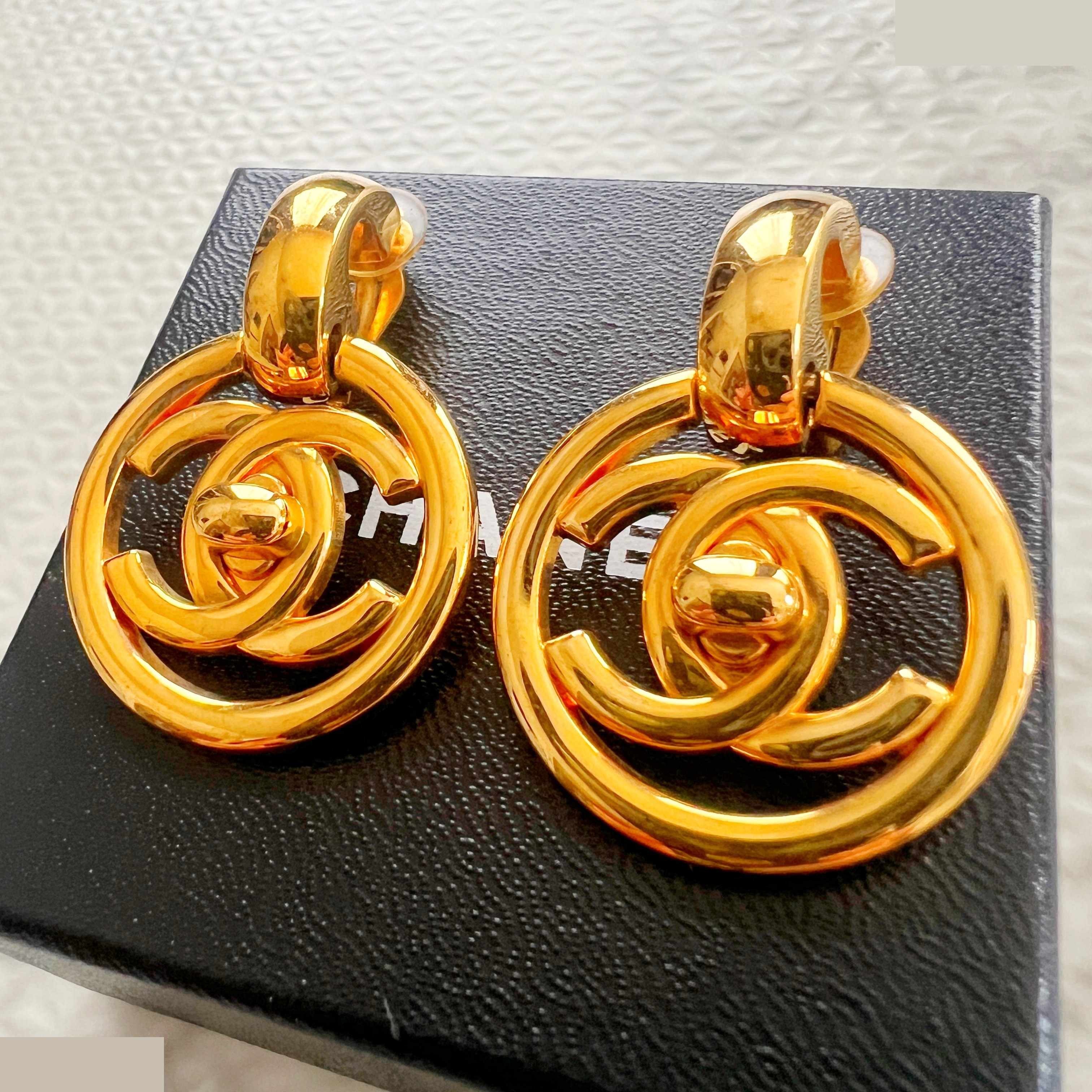 97P Turnlock Circle Swing Earrings