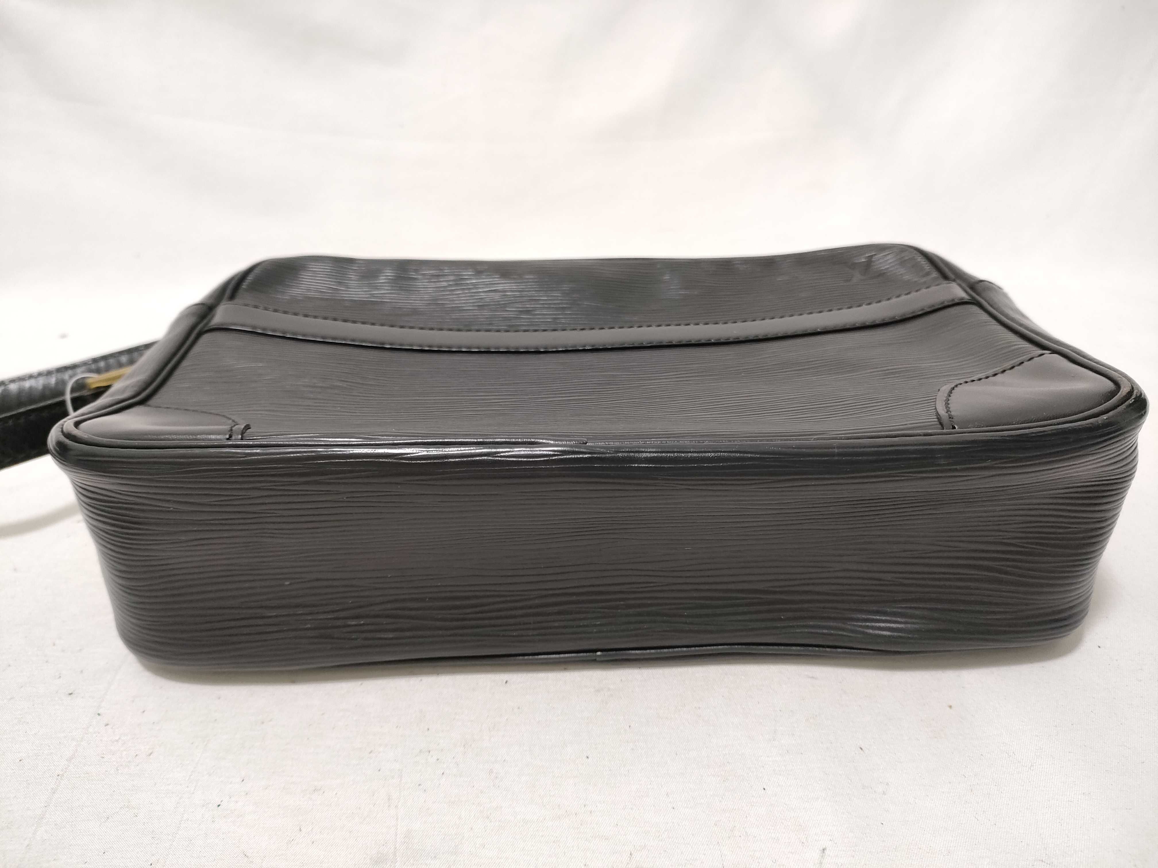 Epi Trocadero 27 Black Shoulder Bag — view 8