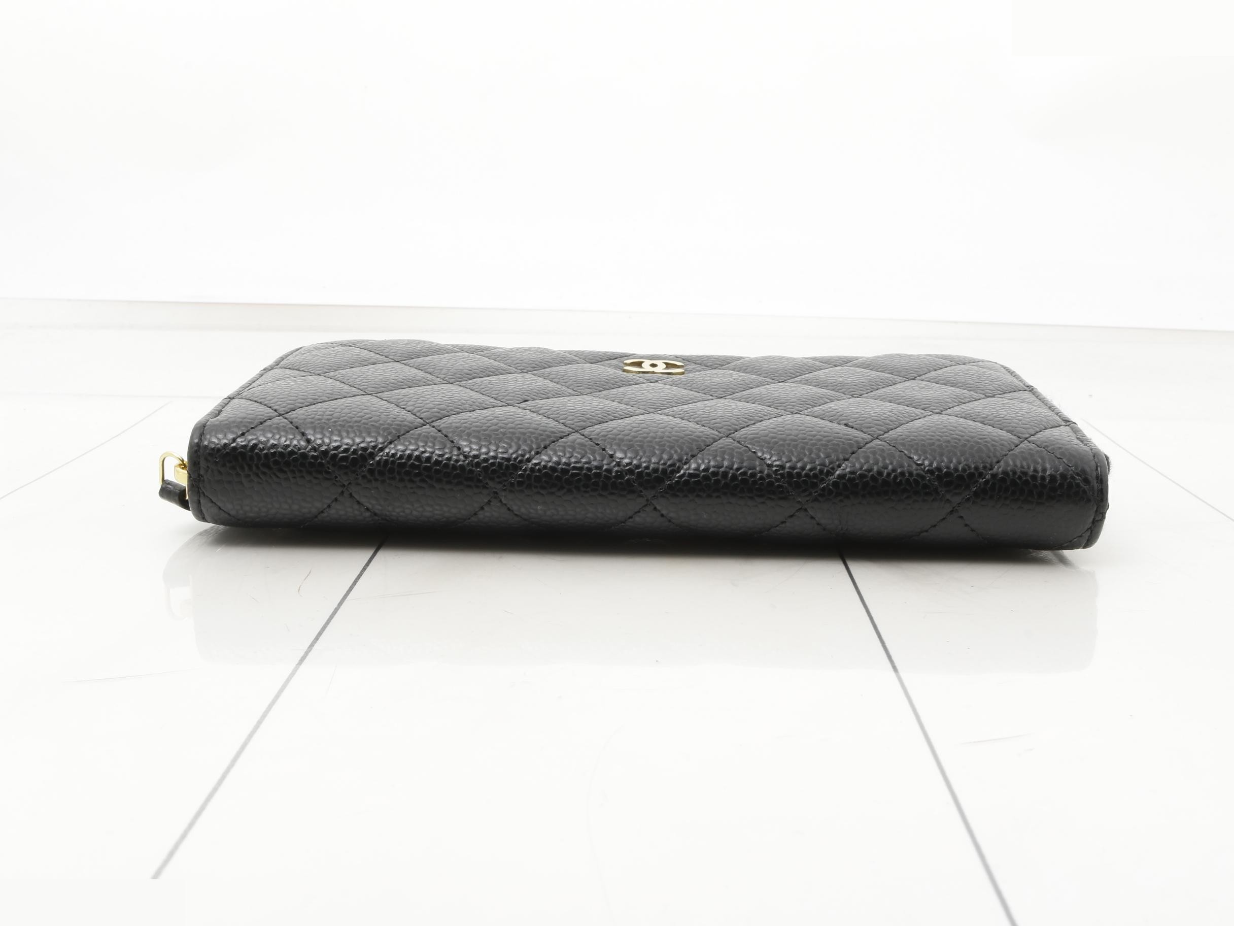 Caviar leather (bag) and long wallet with round zip closure. — view 3