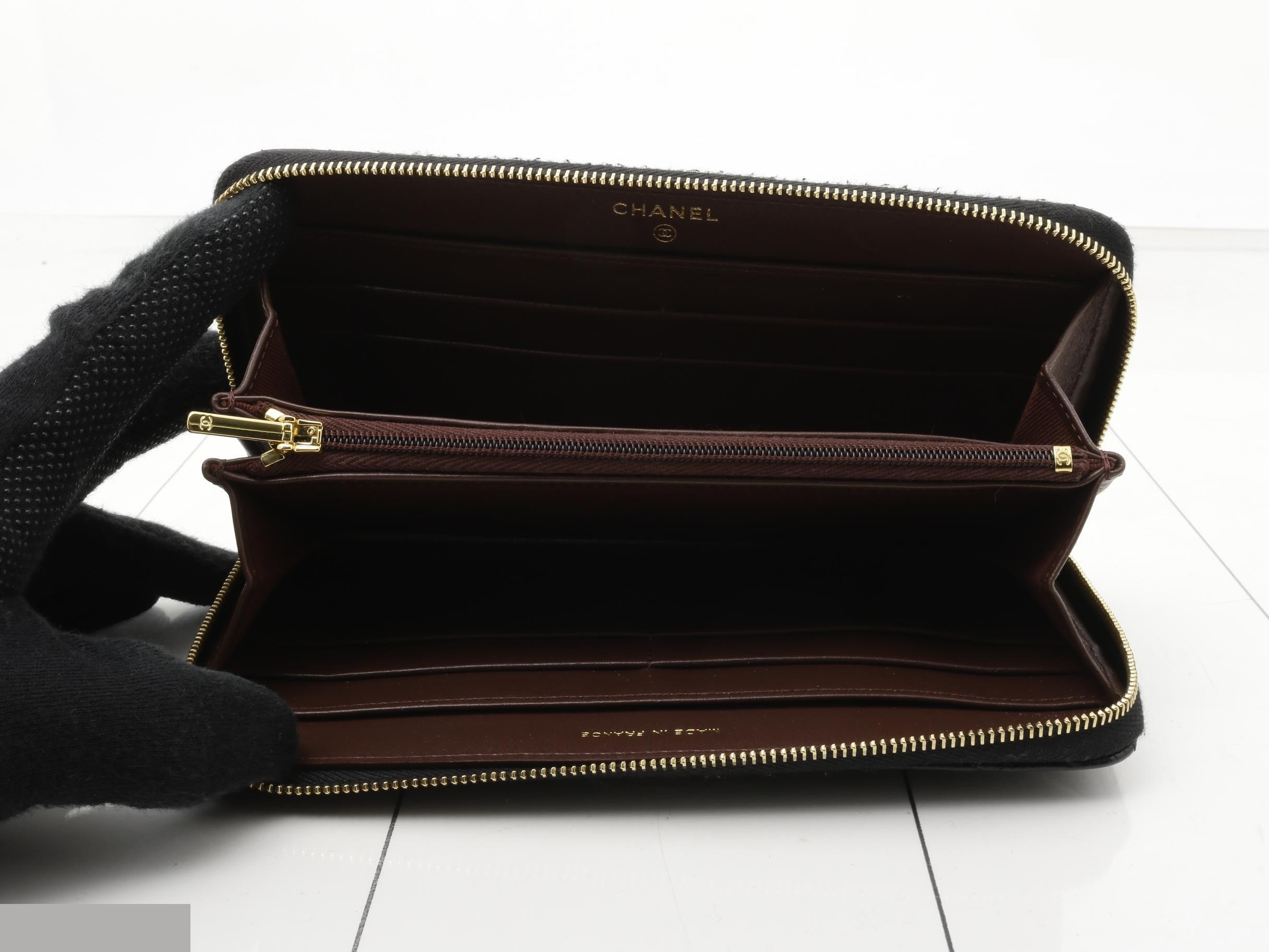 Caviar leather (bag) and long wallet with round zip closure. — view 4