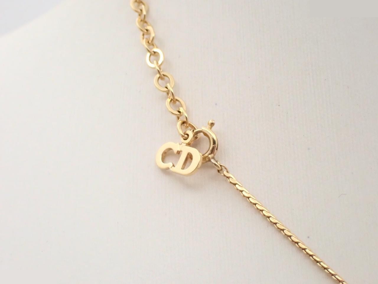 Gold necklace — view 2