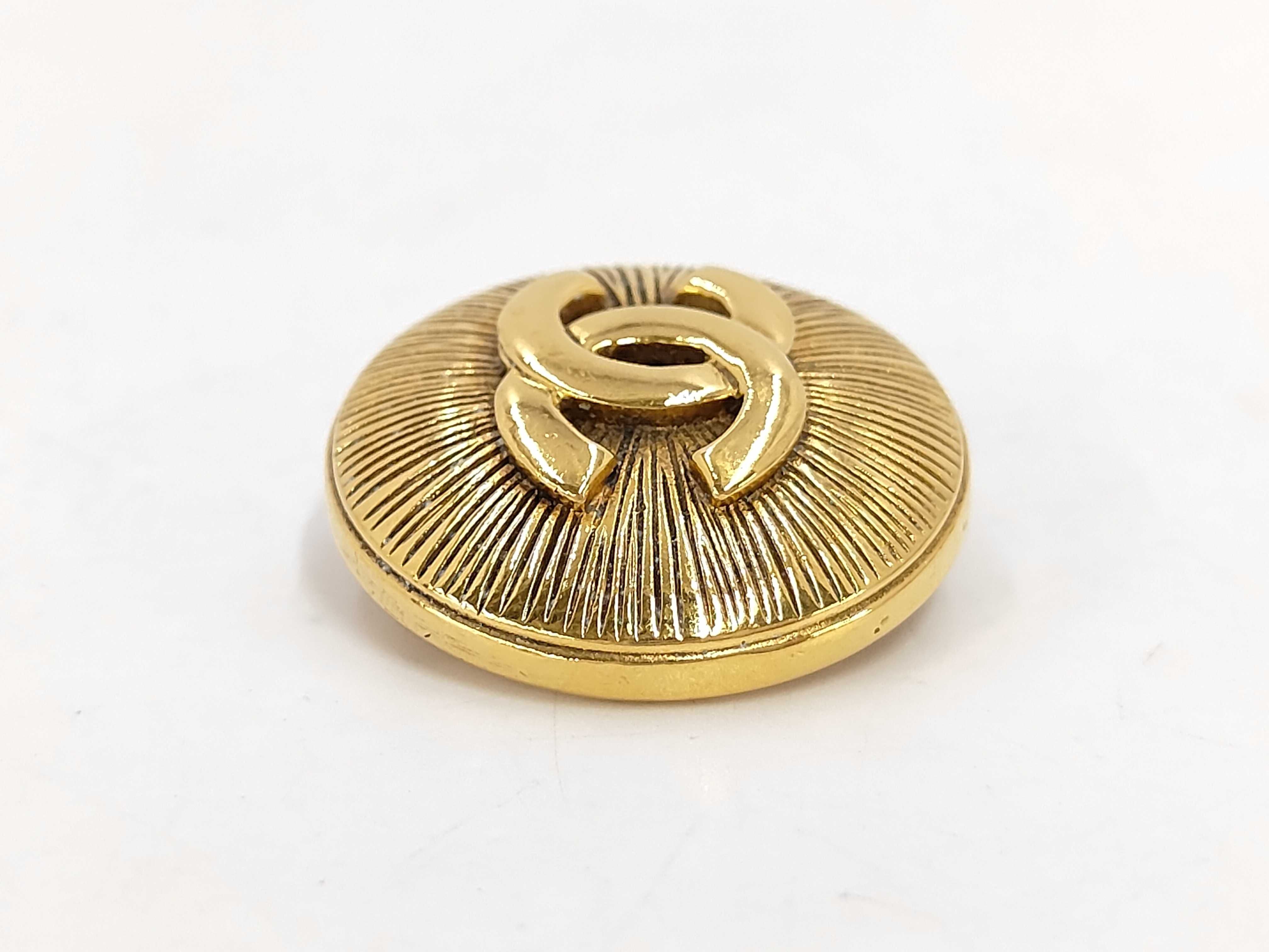 brooch — view 3