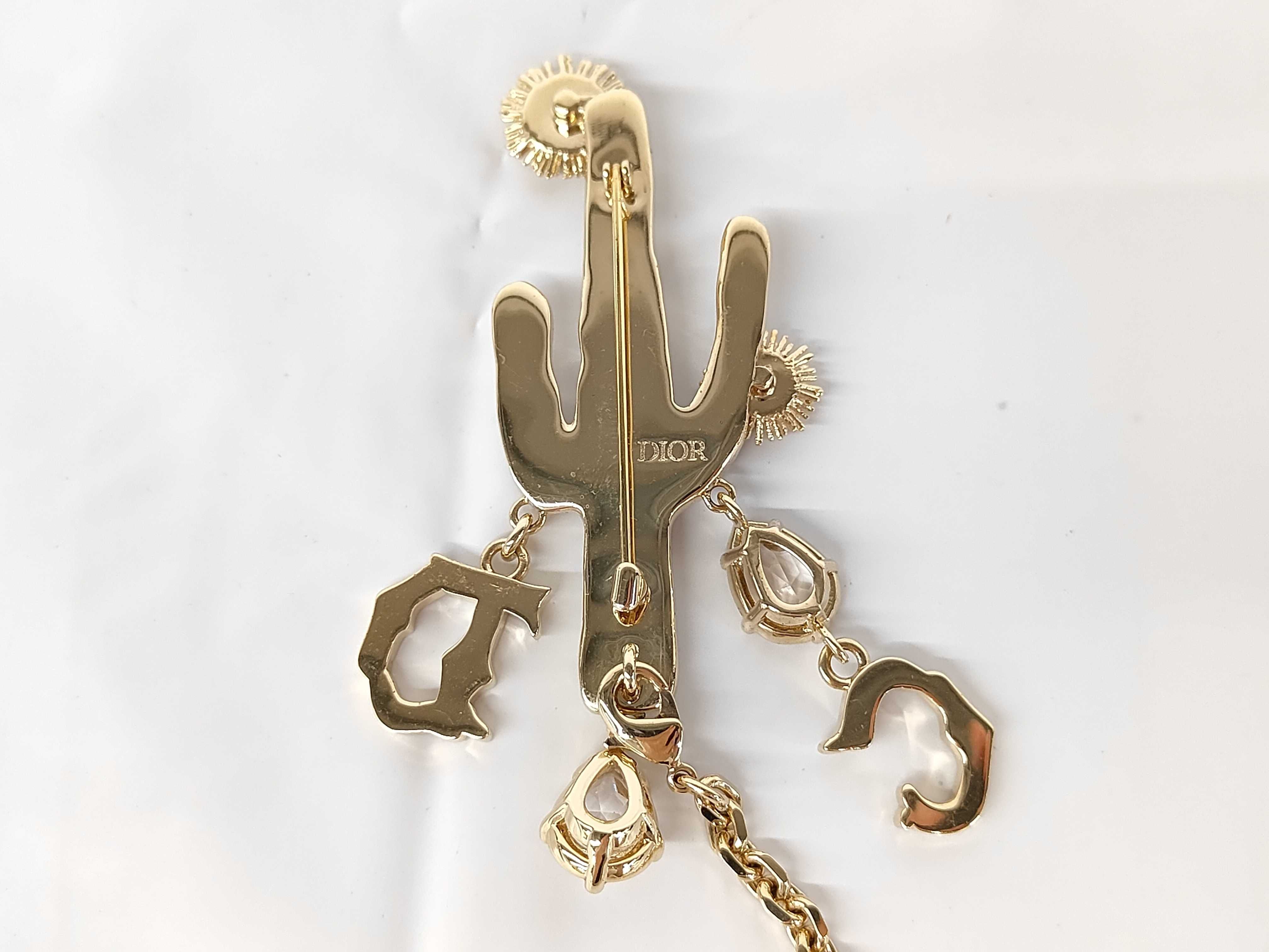 brooch — view 2