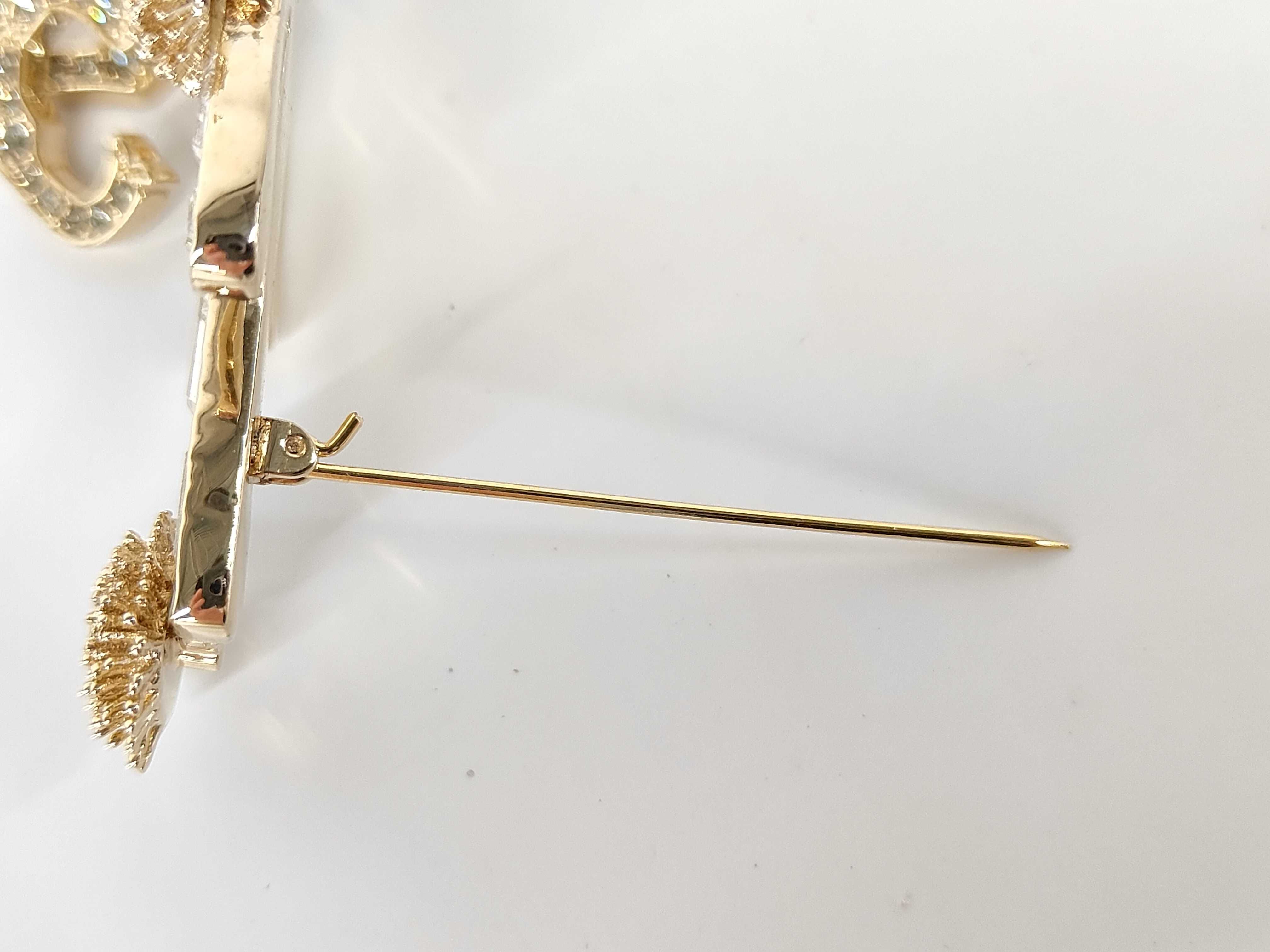 brooch — view 3