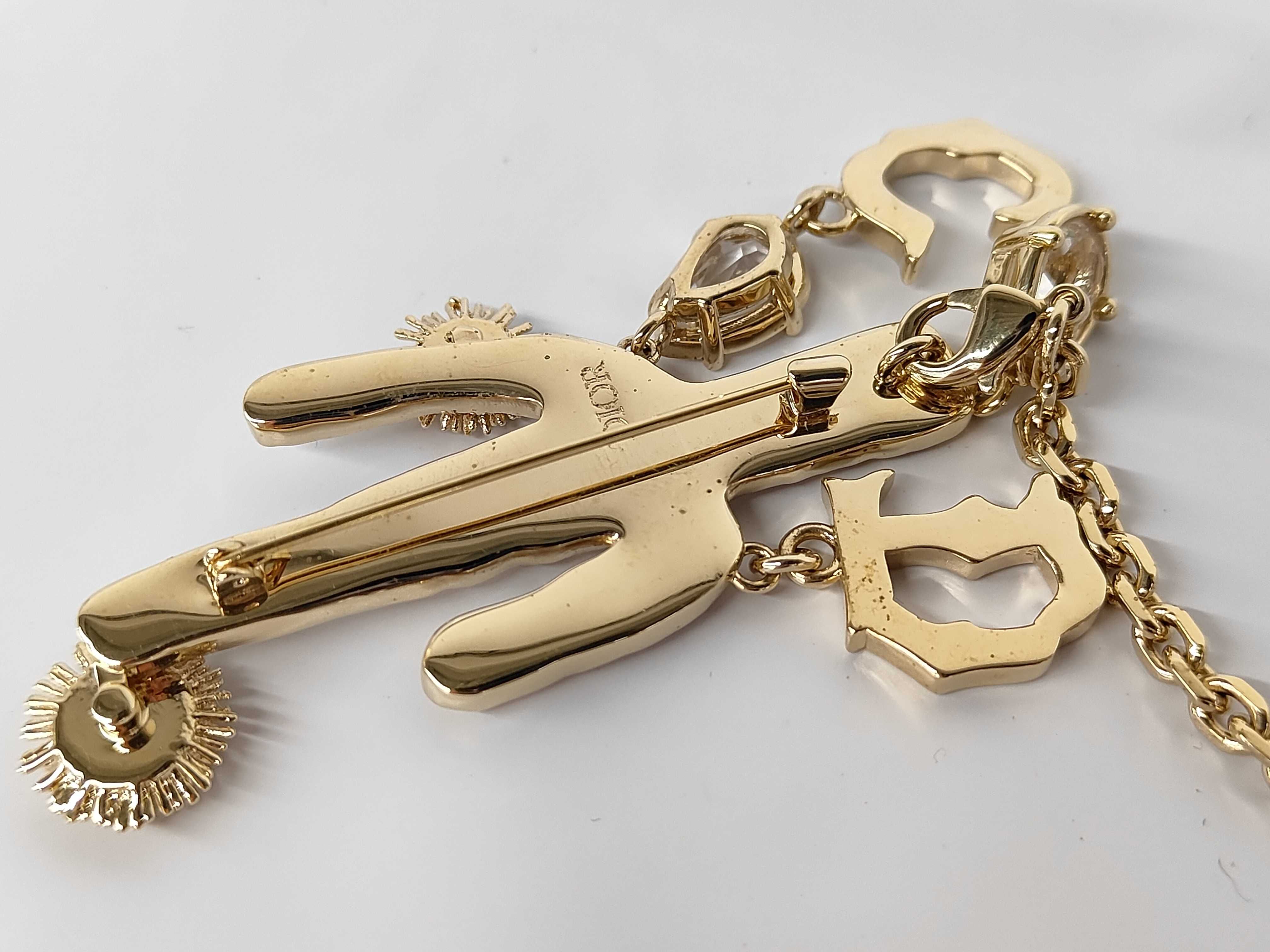 brooch — view 8