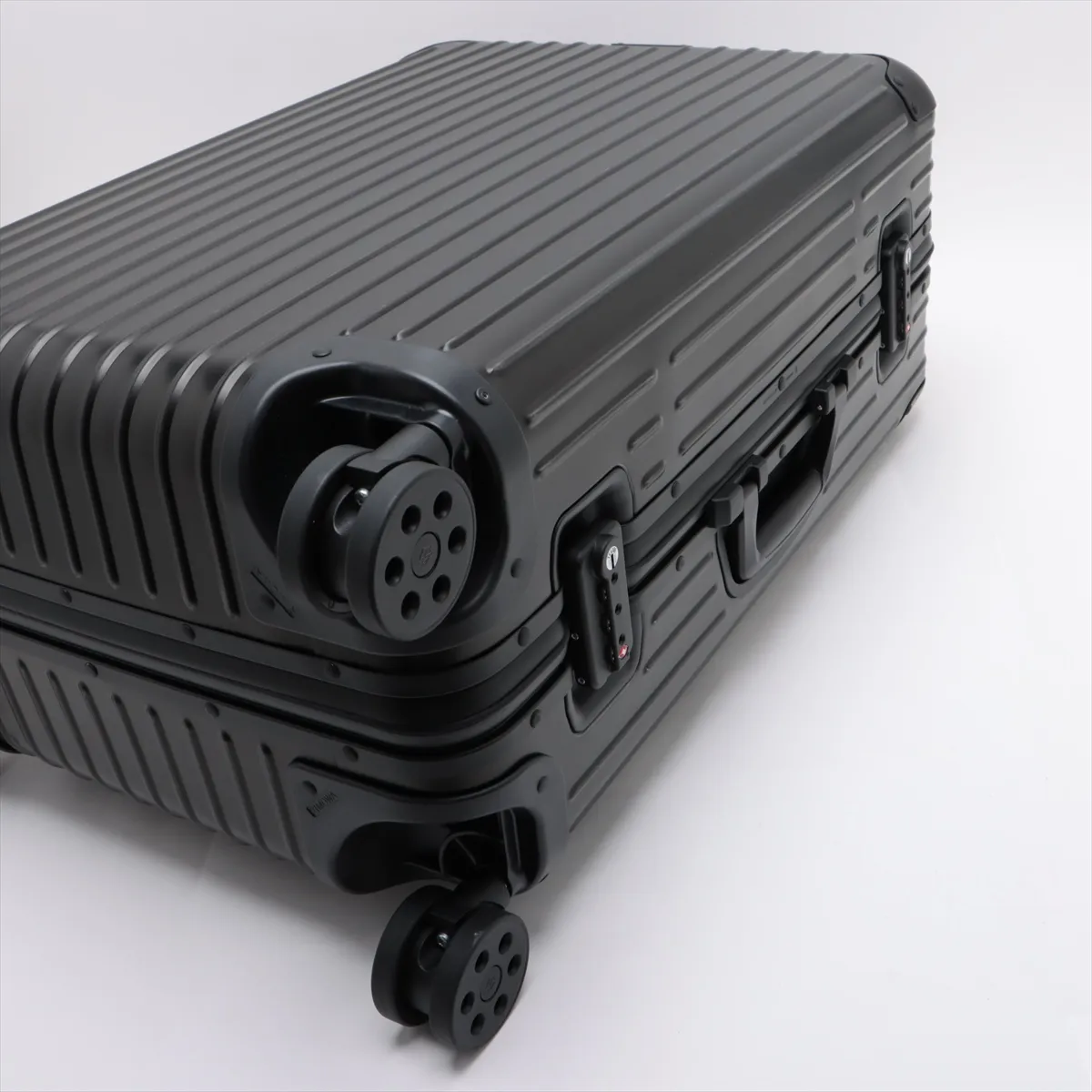 [Individually packaged] Rimowa Check-in M Aluminum Carry-on Suitcase, Black, PIN code 0000000 — view 3