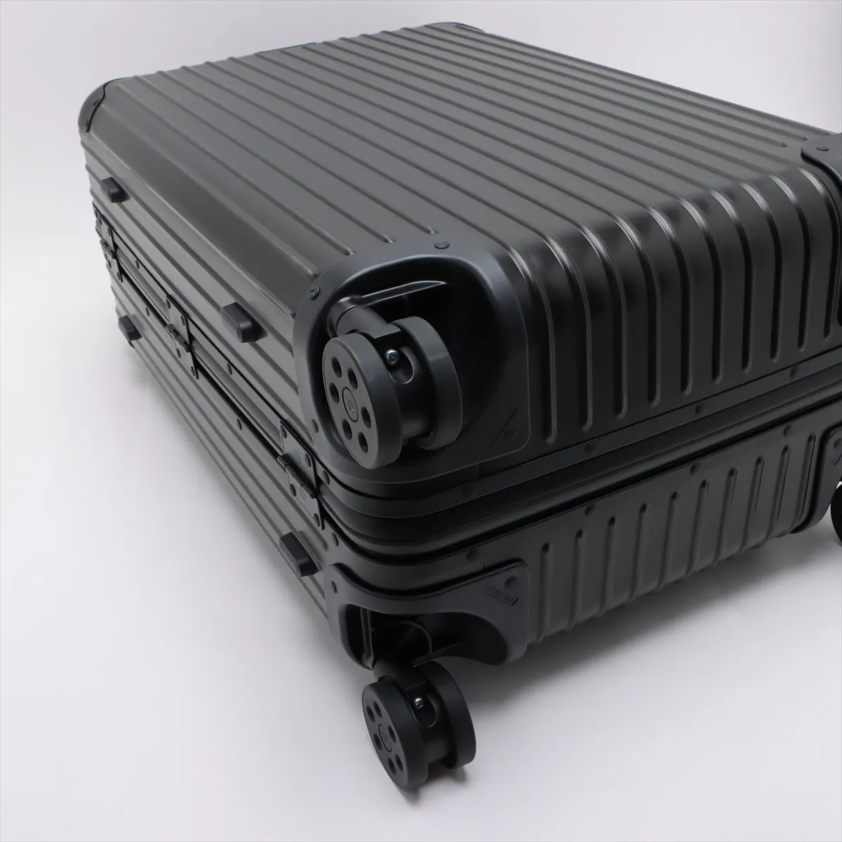 [Individually packaged] Rimowa Check-in M Aluminum Carry-on Suitcase, Black, PIN code 0000000 — view 4