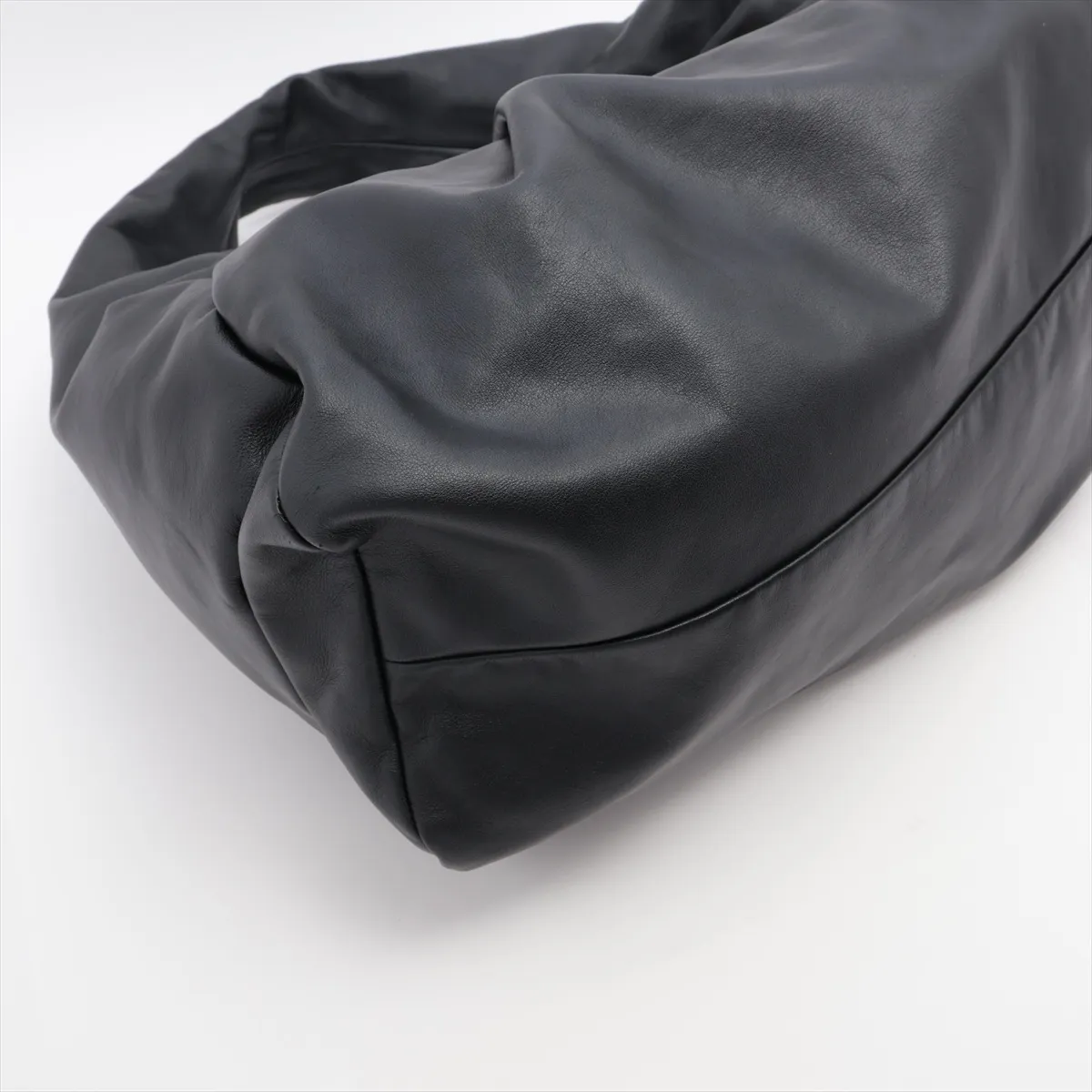The Shoulder Pouch Leather Shoulder Bag Black — view 4