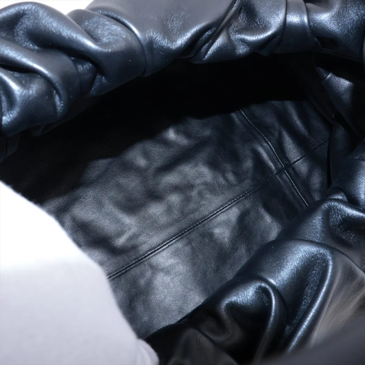 The Shoulder Pouch Leather Shoulder Bag Black — view 7